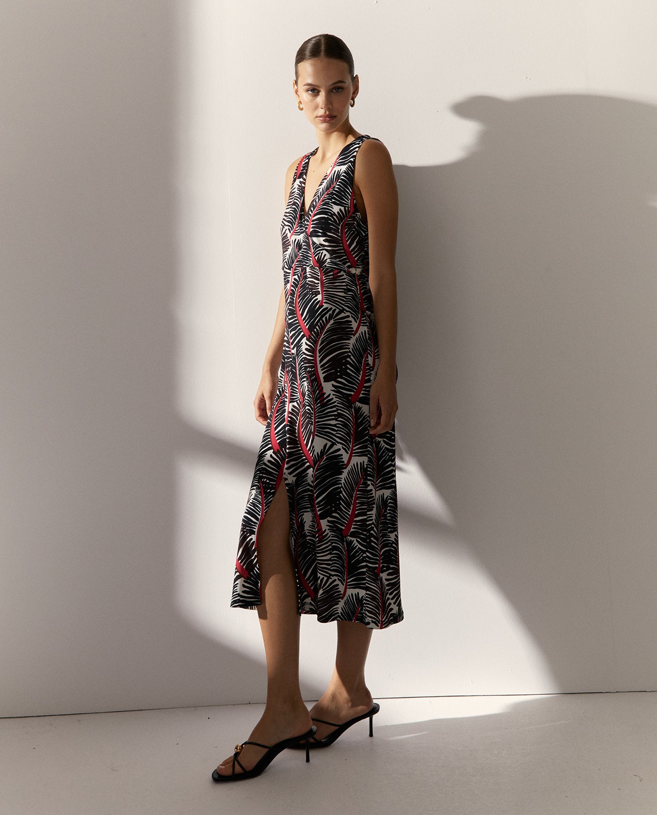 Vestido midi punto estampado cuello pico sin mangas