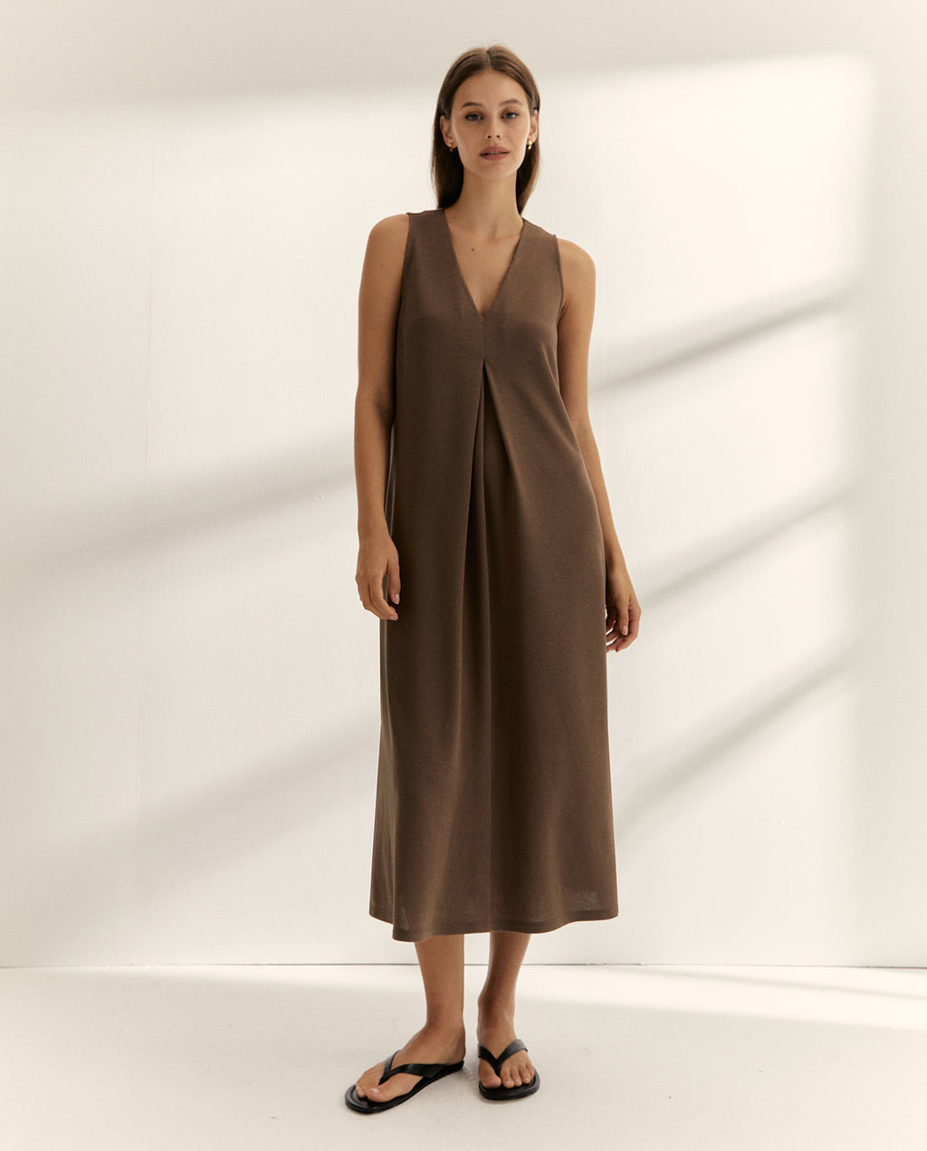 Vestido largo de punto liso cuello pico sin mangas