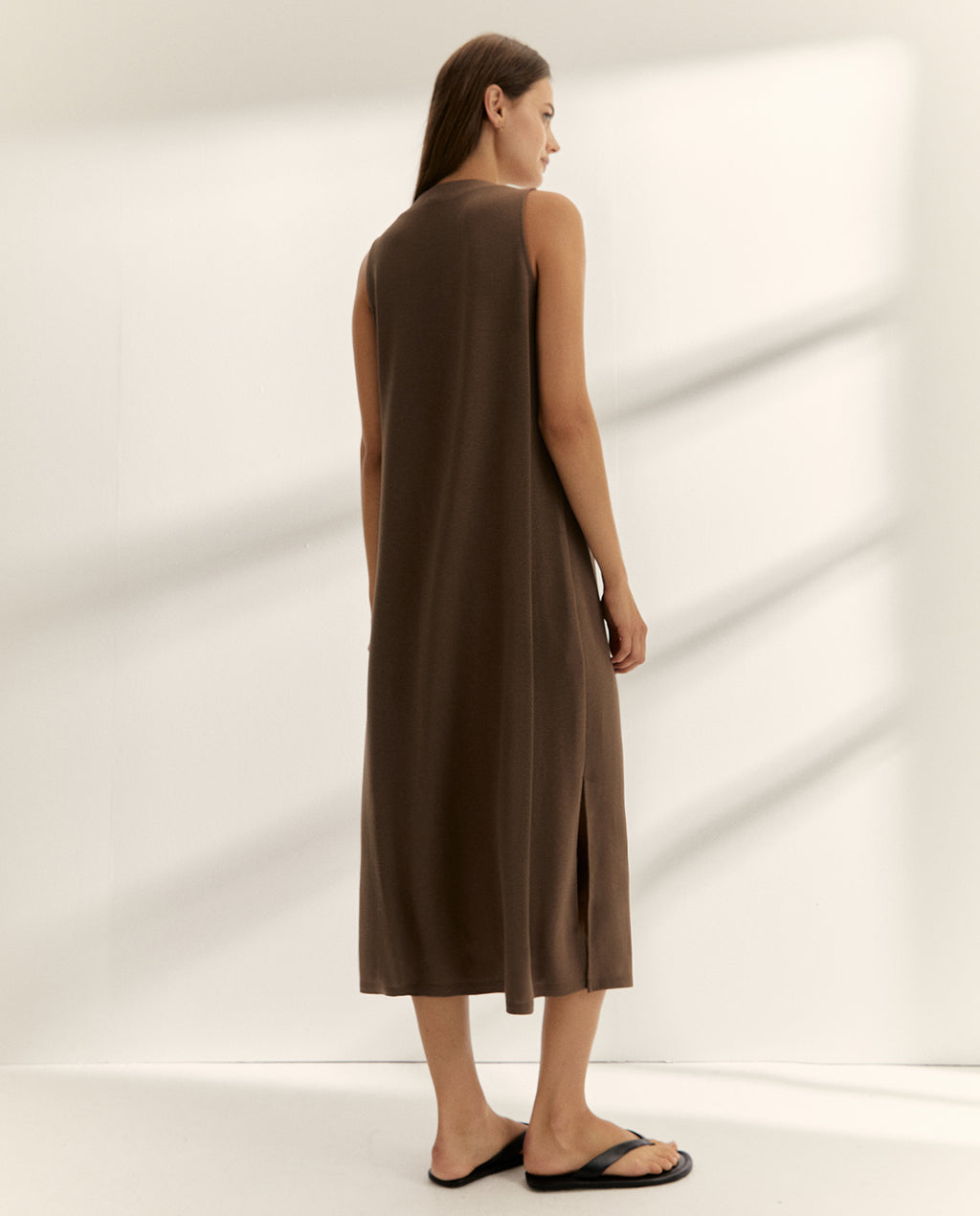 Vestido largo de punto liso cuello pico sin mangas