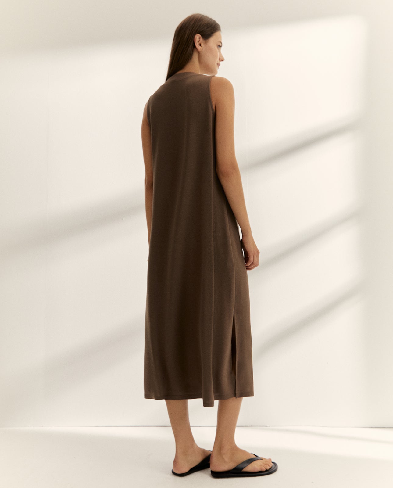 Vestido largo de punto liso cuello pico sin mangas