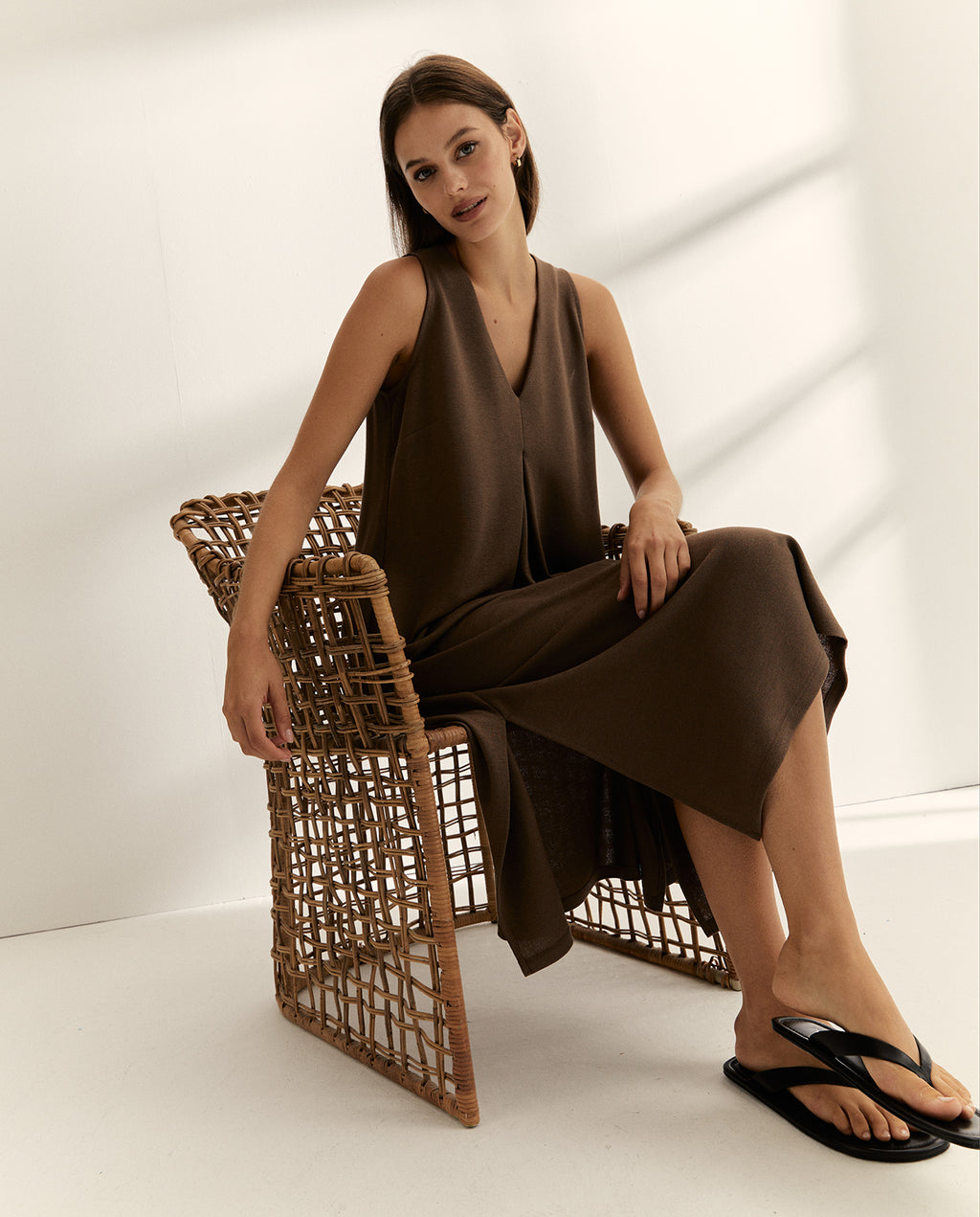 Vestido largo de punto liso cuello pico sin mangas