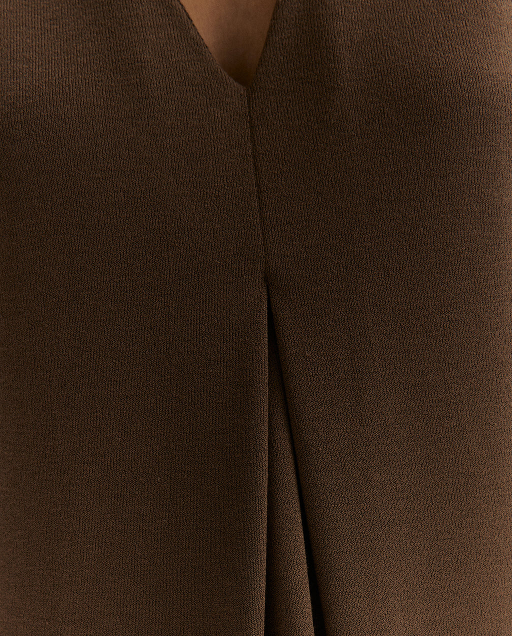 Vestido largo de punto liso cuello pico sin mangas