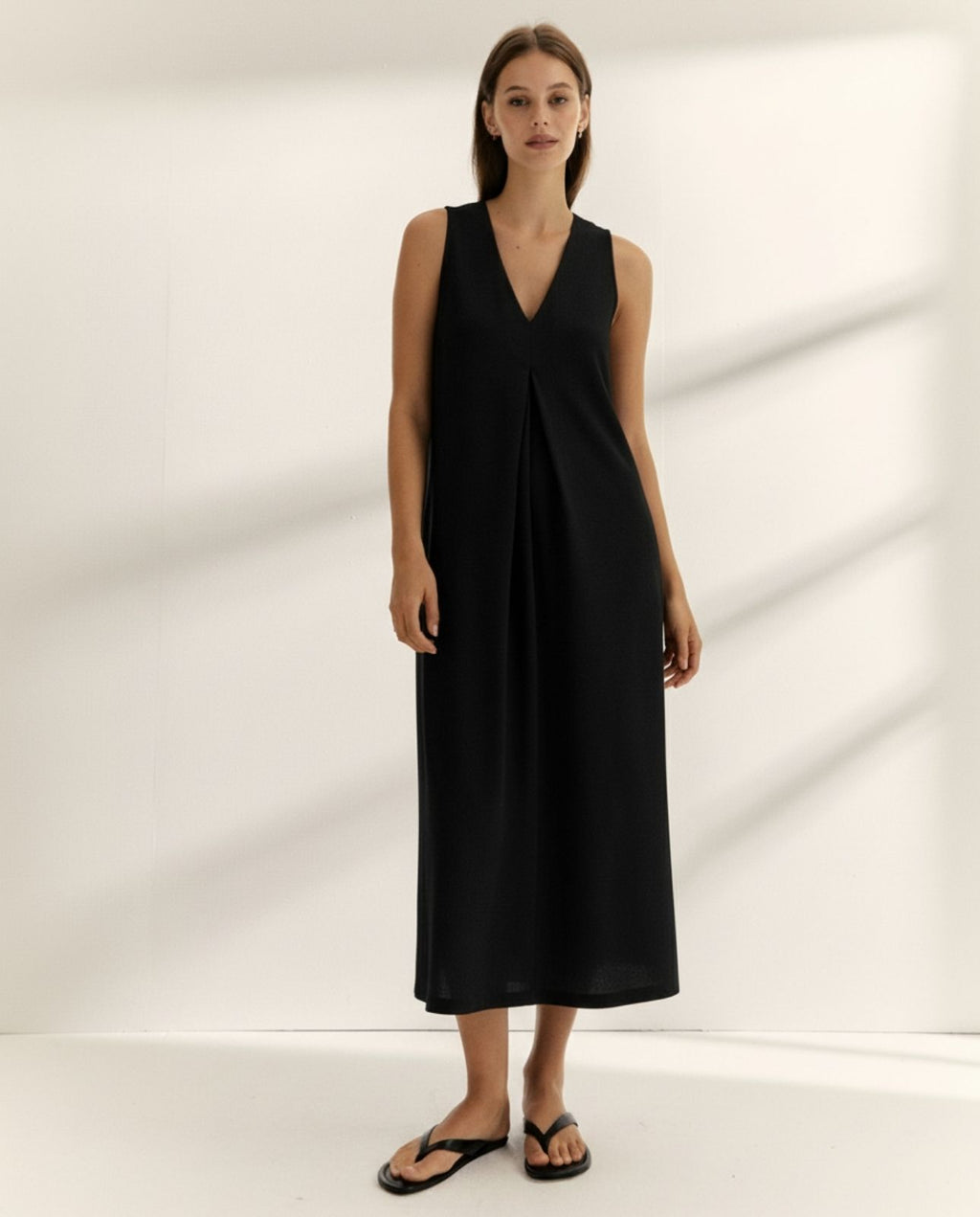 Vestido largo de punto liso cuello pico sin mangas