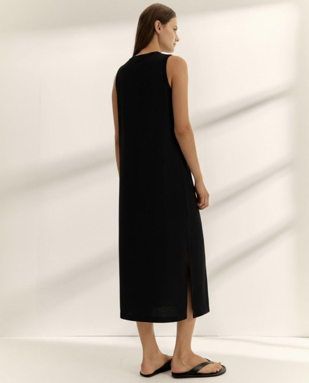 Vestido largo de punto liso cuello pico sin mangas