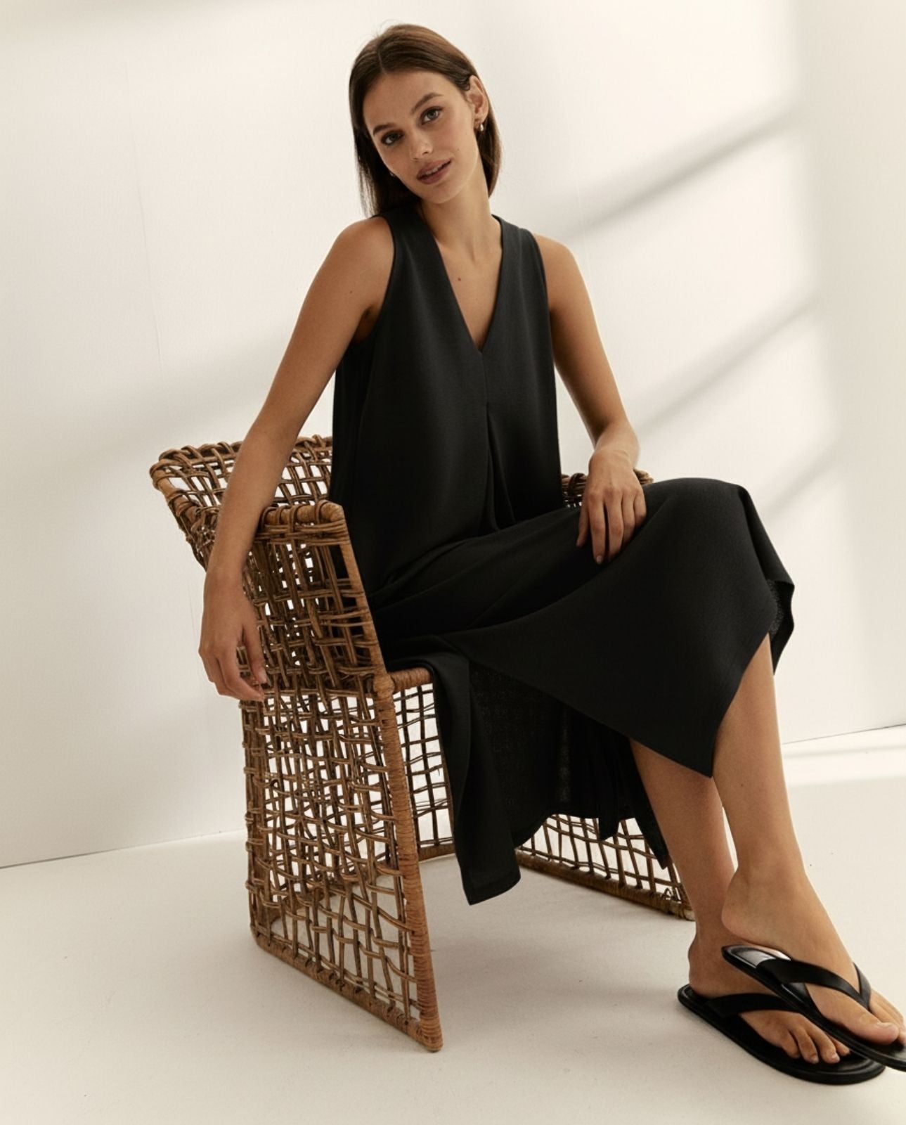 Vestido largo de punto liso cuello pico sin mangas