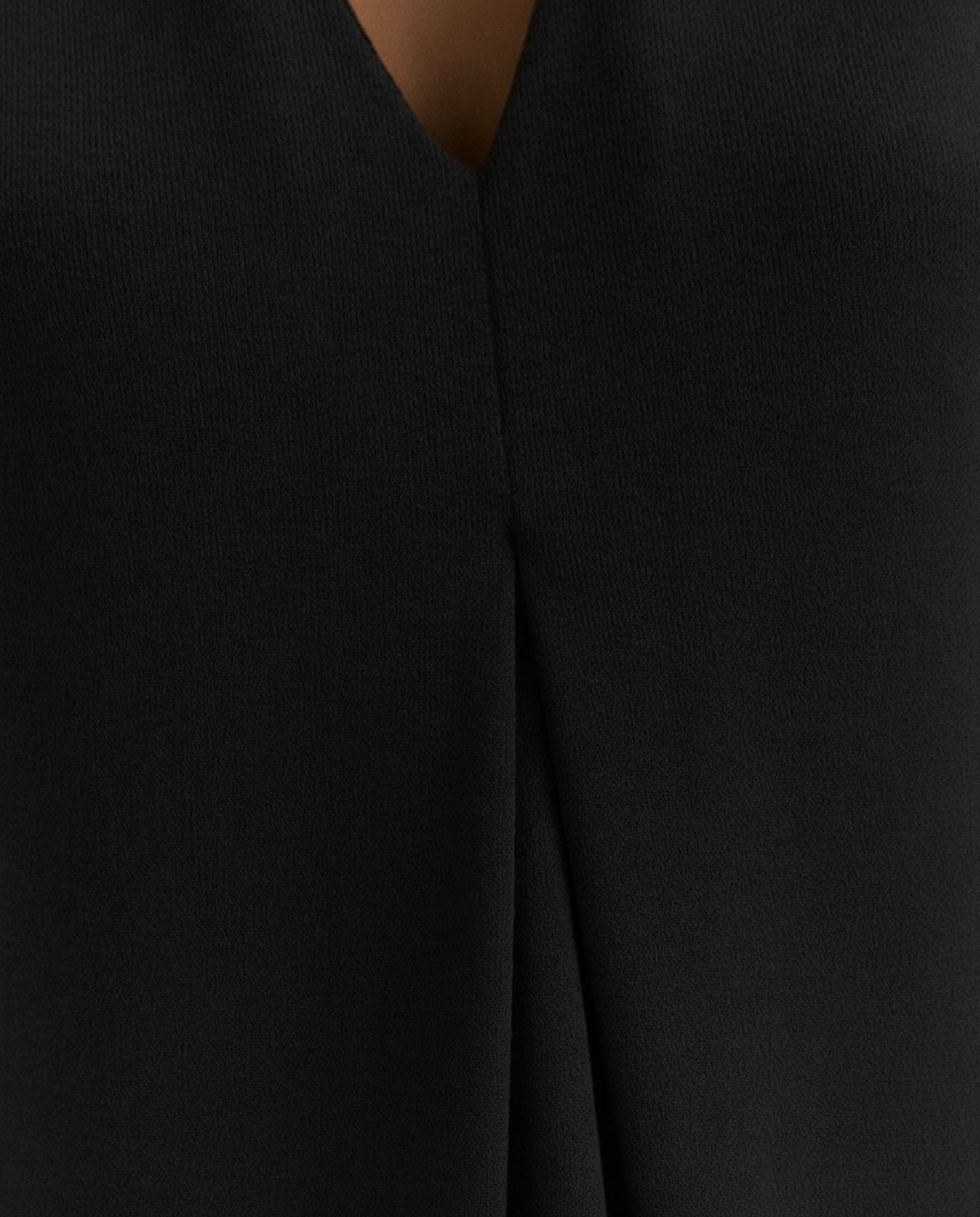 Vestido largo de punto liso cuello pico sin mangas