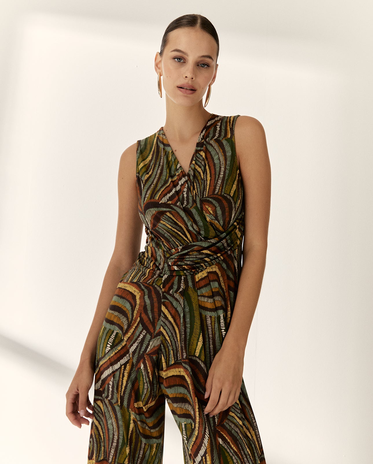 Mono de mujer punto estampado cuello pico sin mangas