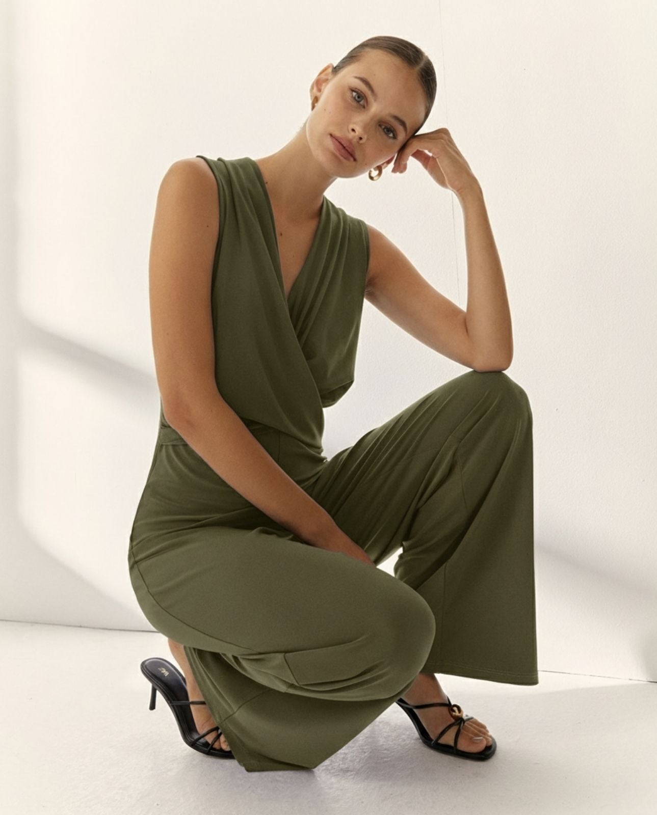 Mono de mujer punto liso cuello pico sin mangas