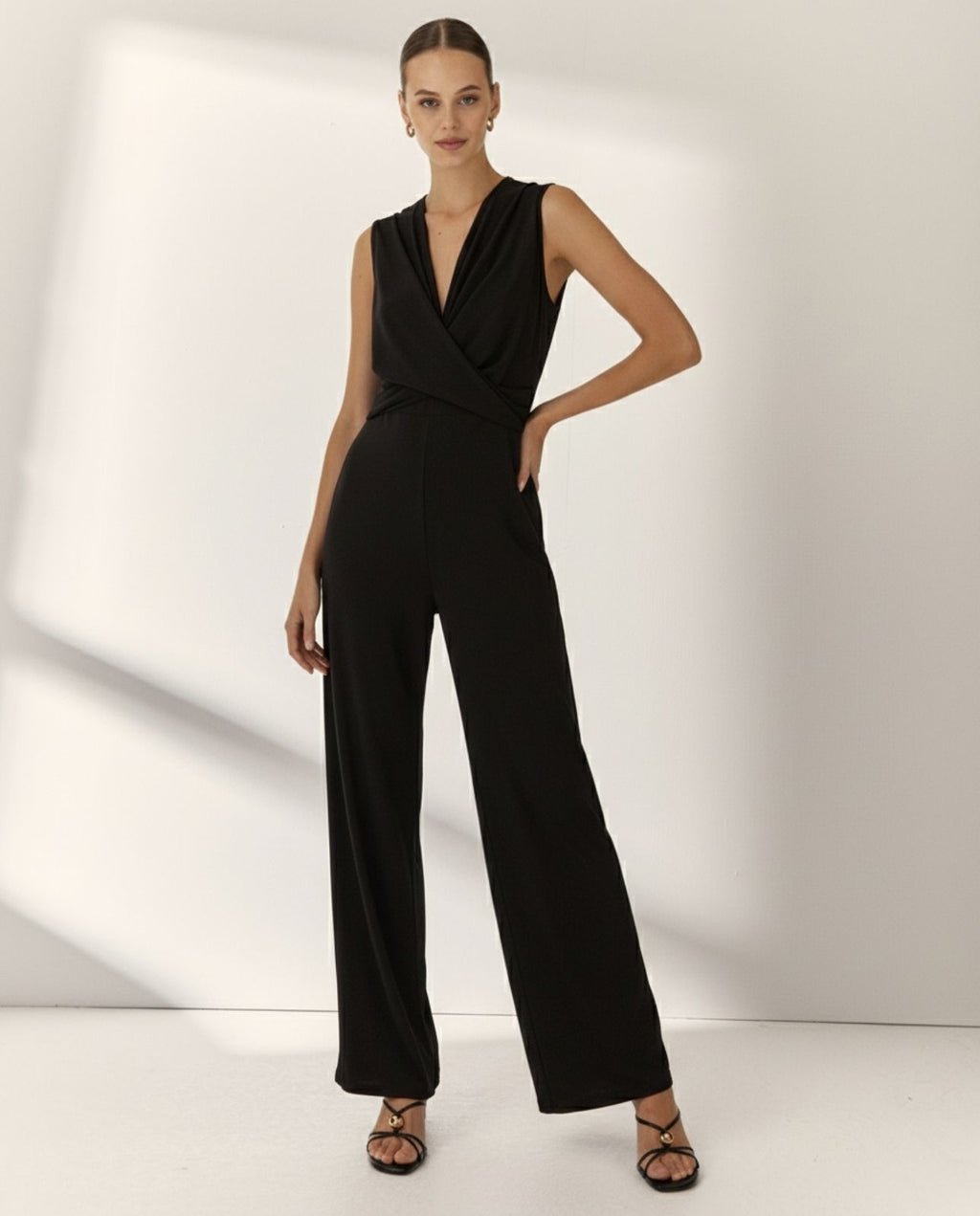 Mono de mujer punto liso cuello pico sin mangas