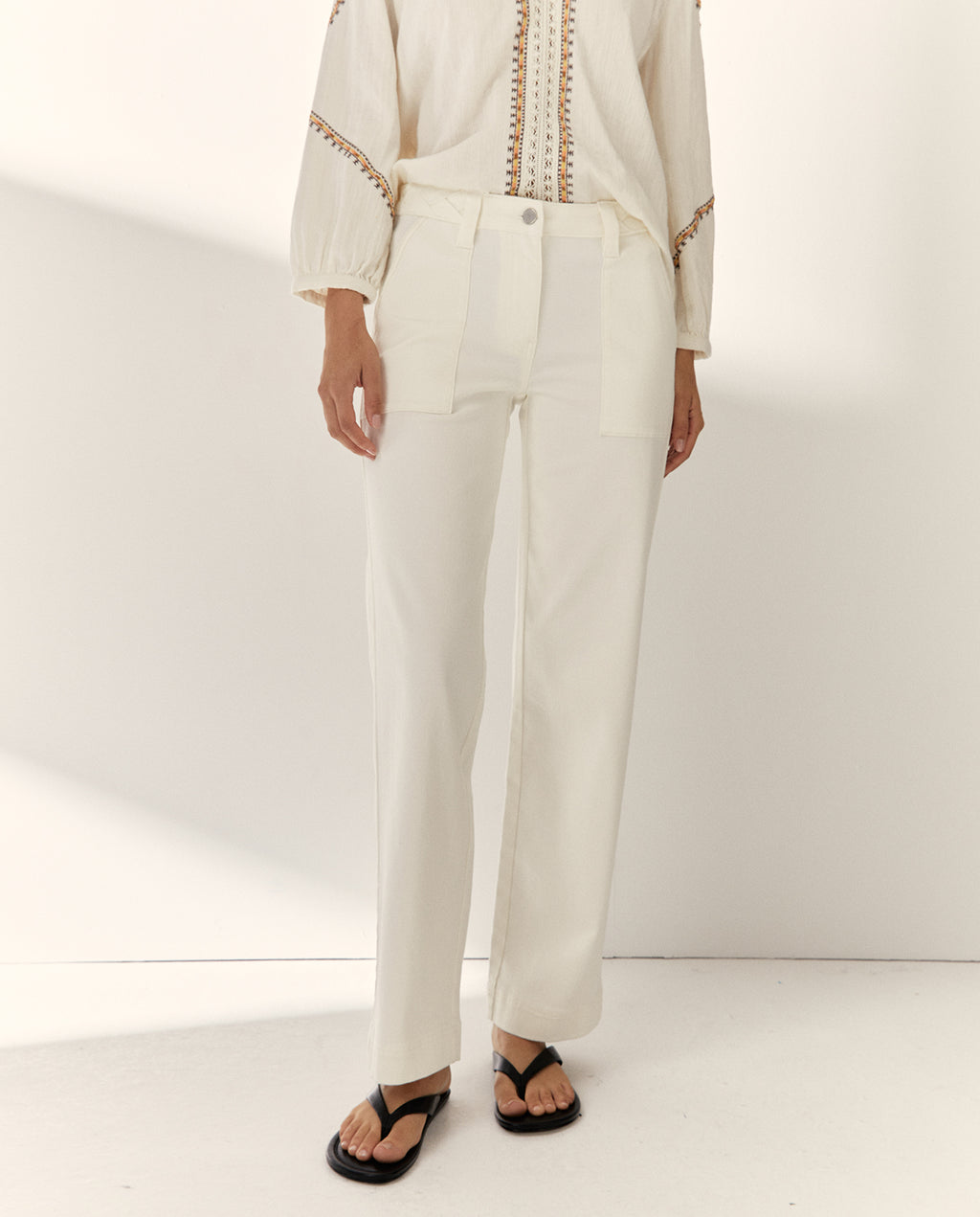 Vaquero recto de mujer tiro alto