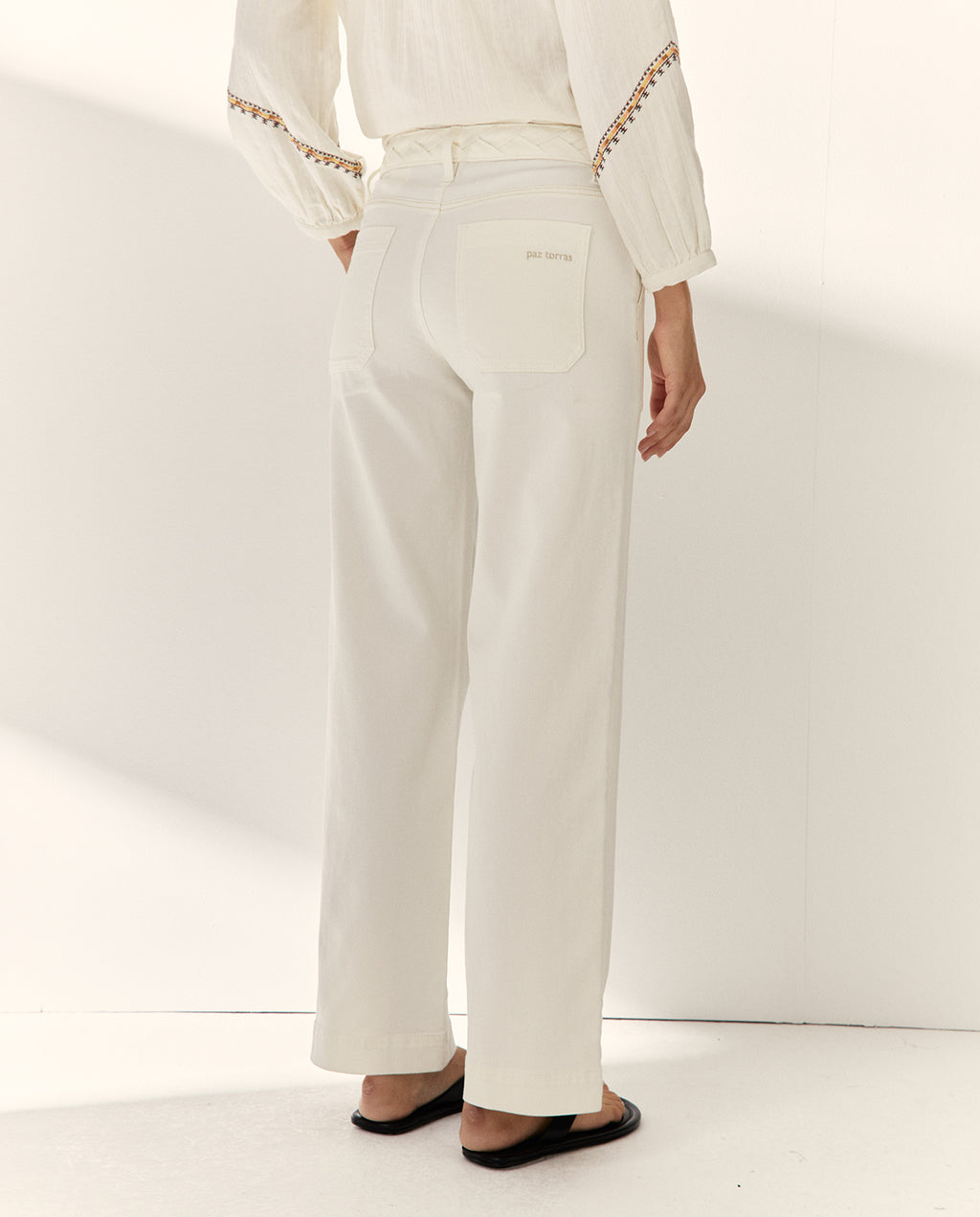 Vaquero recto de mujer tiro alto