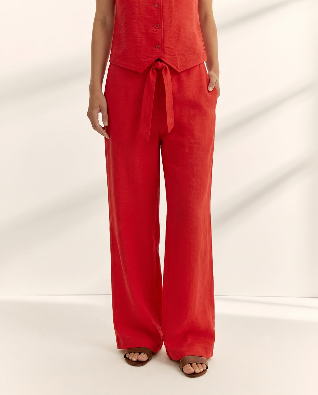 Pantalón ancho de mujer con lazada