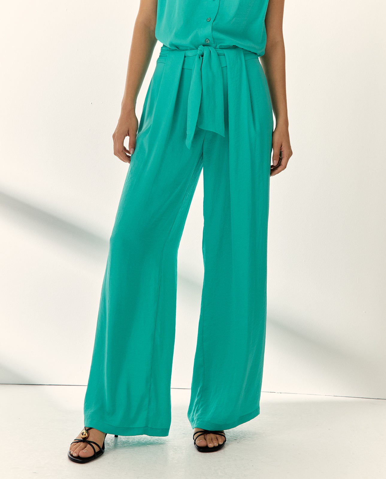 Pantalón ancho de mujer satinado con palas