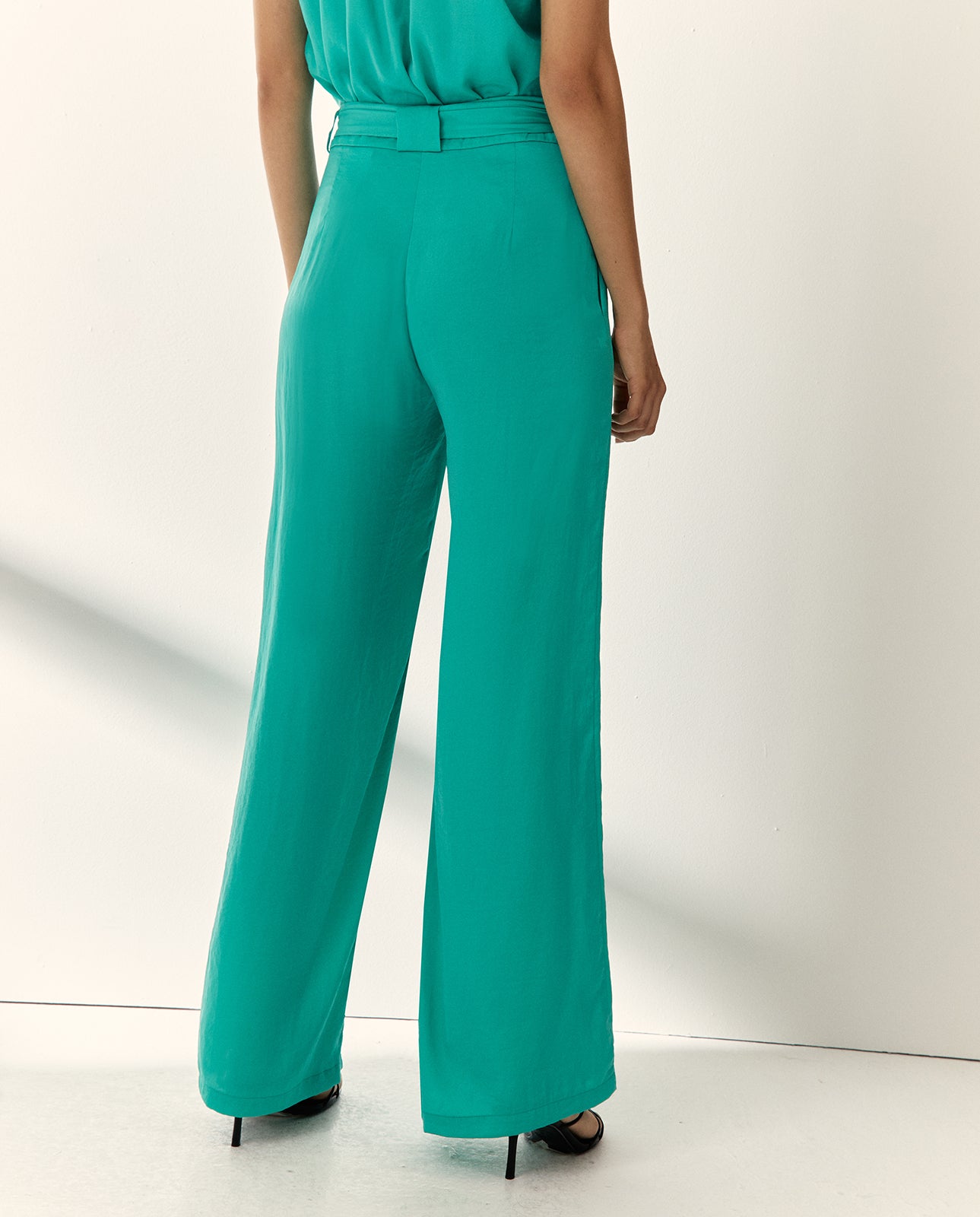 Pantalón ancho de mujer satinado con palas