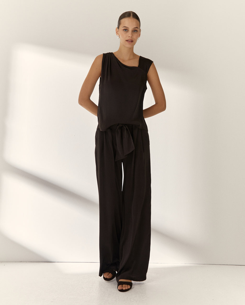 Pantalón ancho de mujer satinado con palas