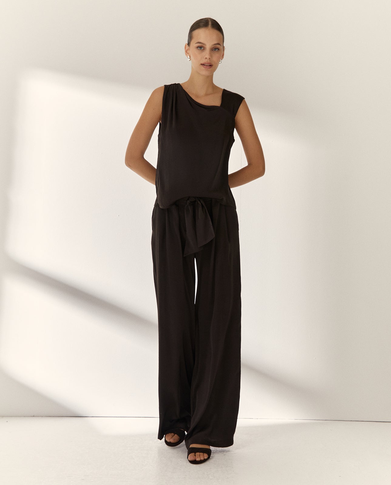 Pantalón ancho de mujer satinado con palas