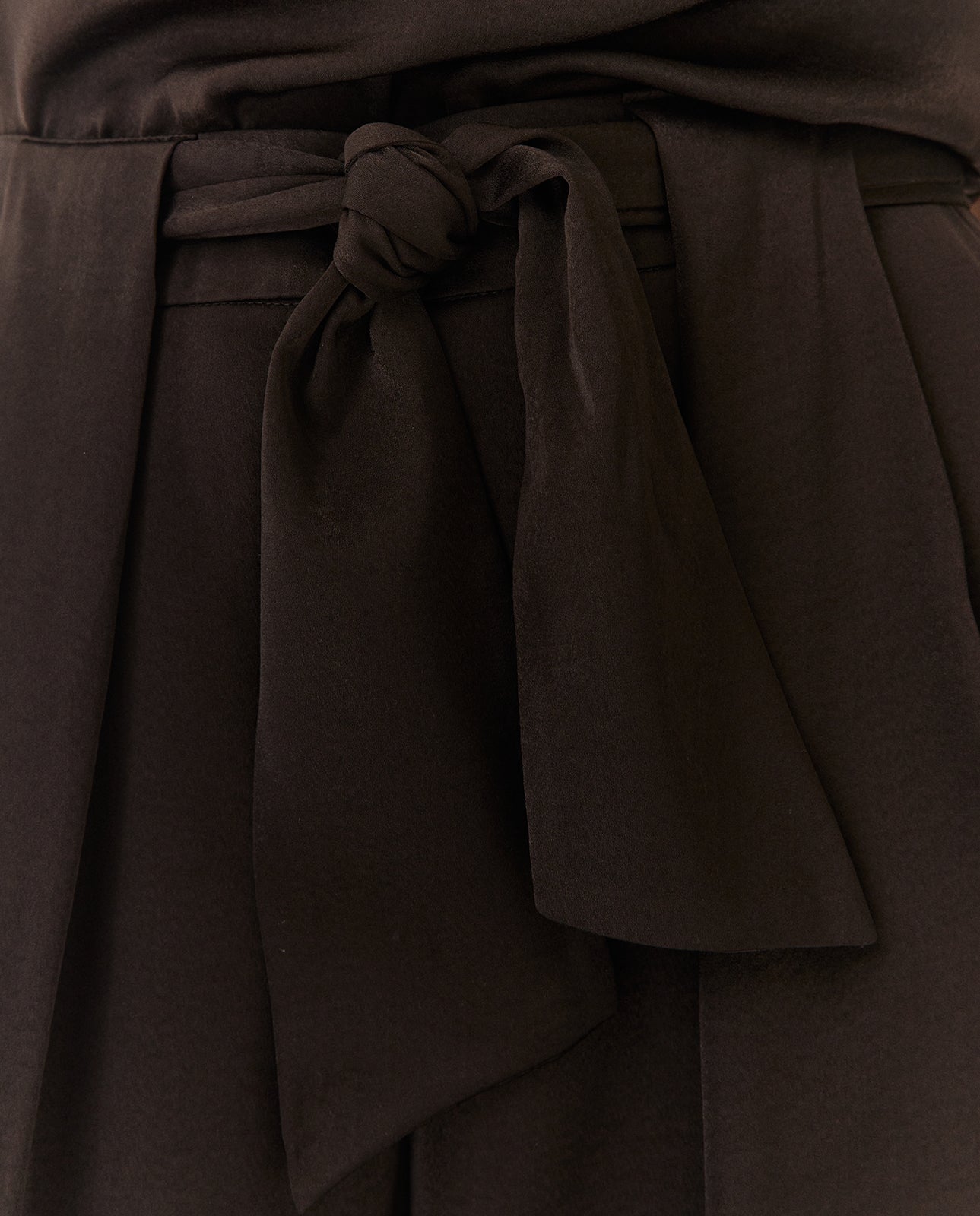 Pantalón ancho de mujer satinado con palas