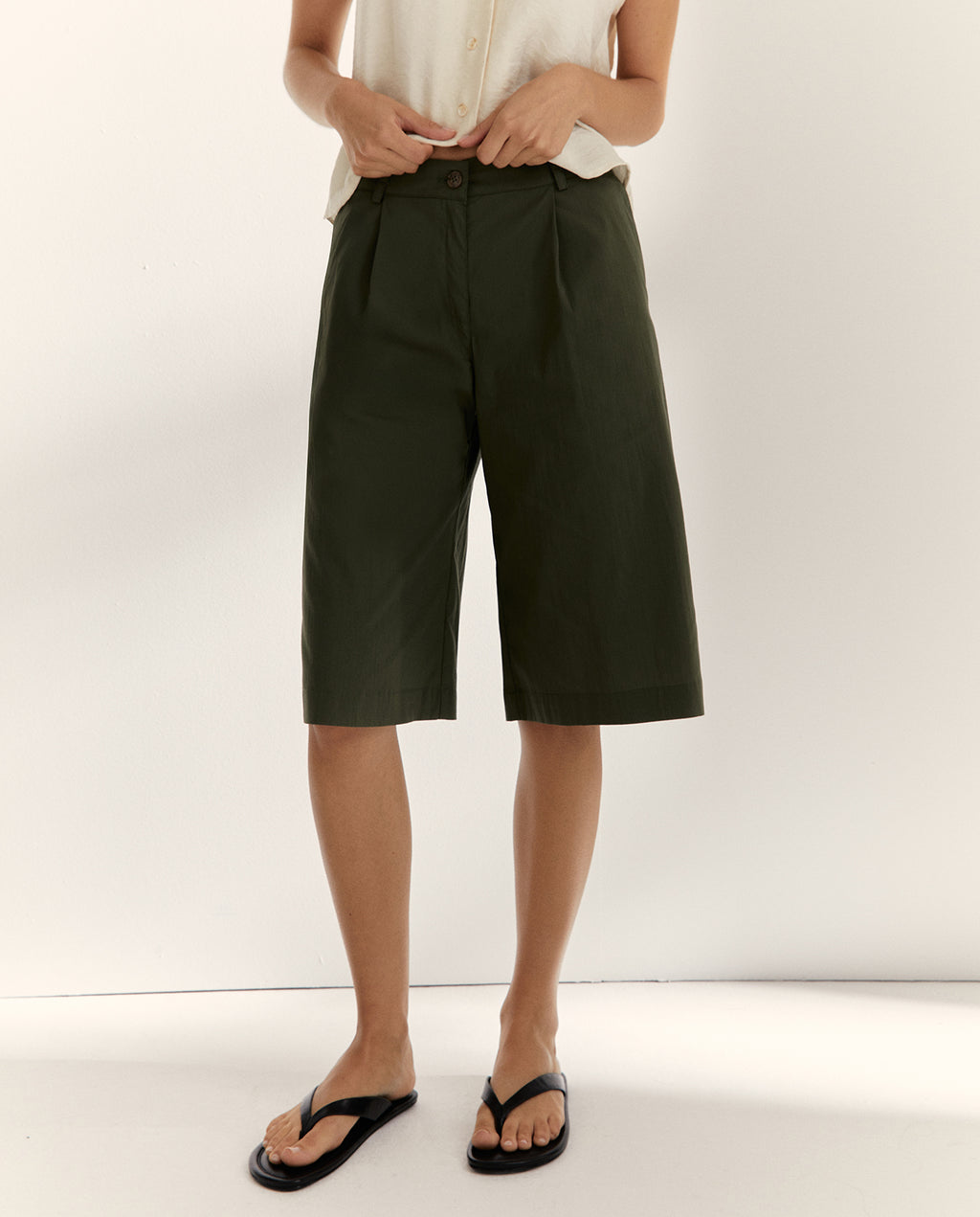 Bermuda de mujer con pinzas