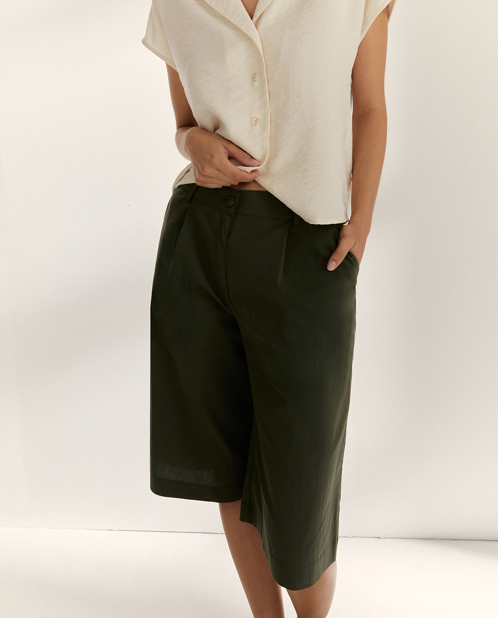 Bermuda de mujer con pinzas