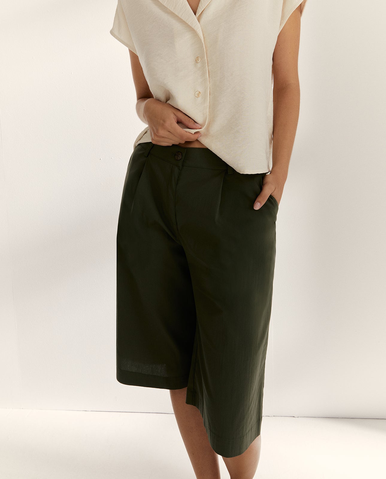 Bermuda de mujer con pinzas