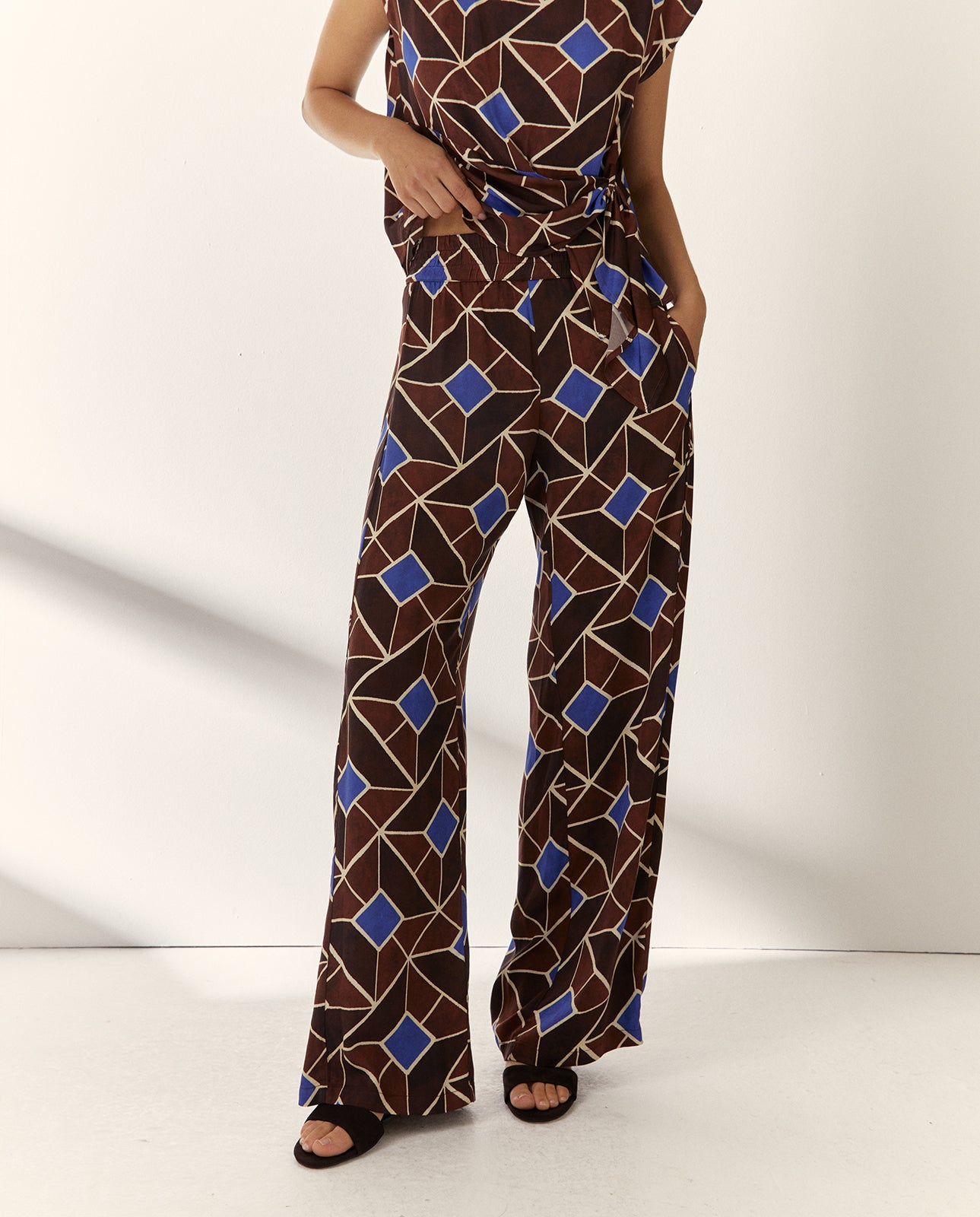 Pantalón ancho de mujer estampado con pinzas