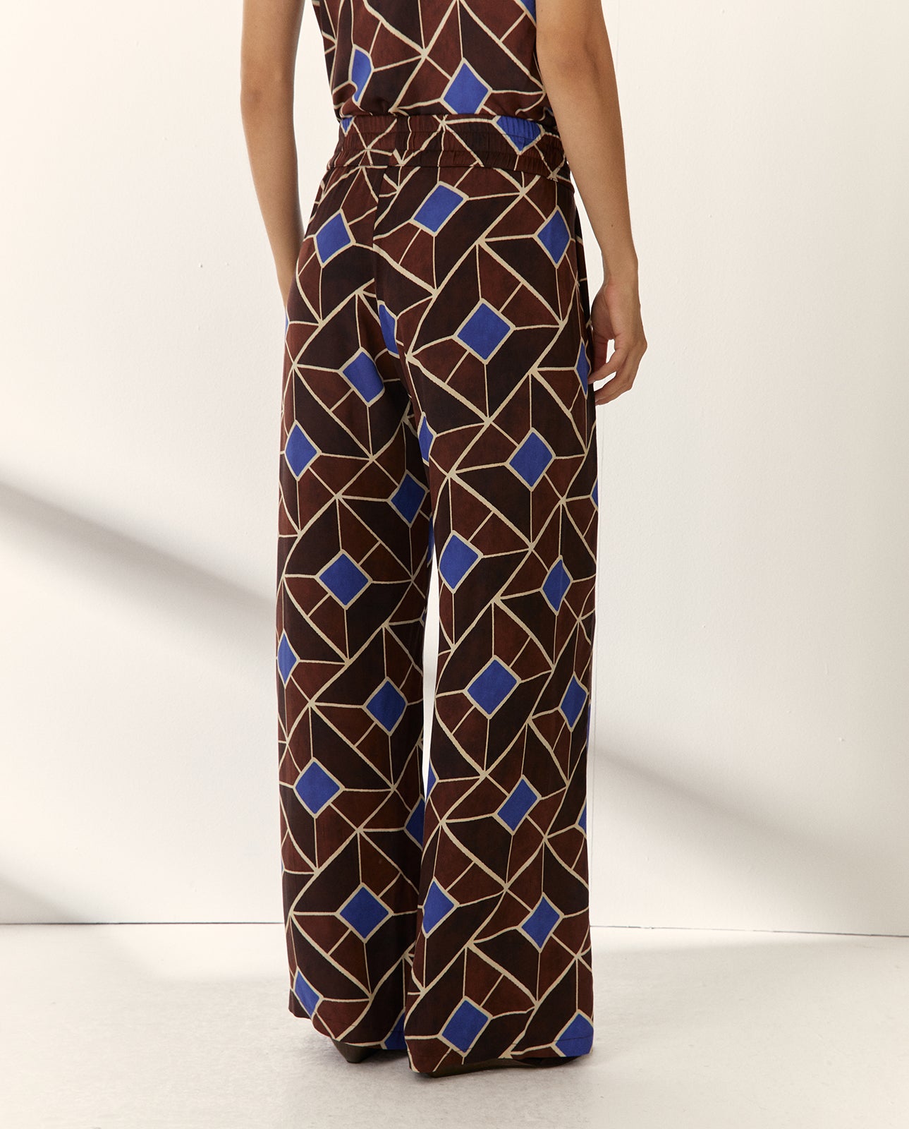 Pantalón ancho de mujer estampado con pinzas