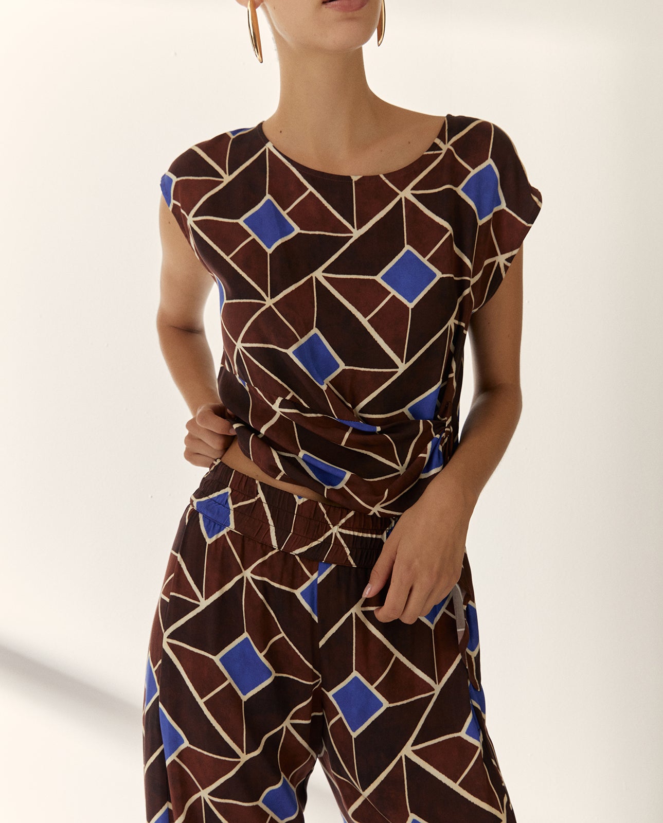 Pantalón ancho de mujer estampado con pinzas