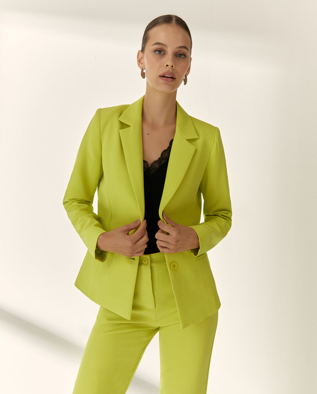 Blazer de mujer ajustada manga larga con botonadura