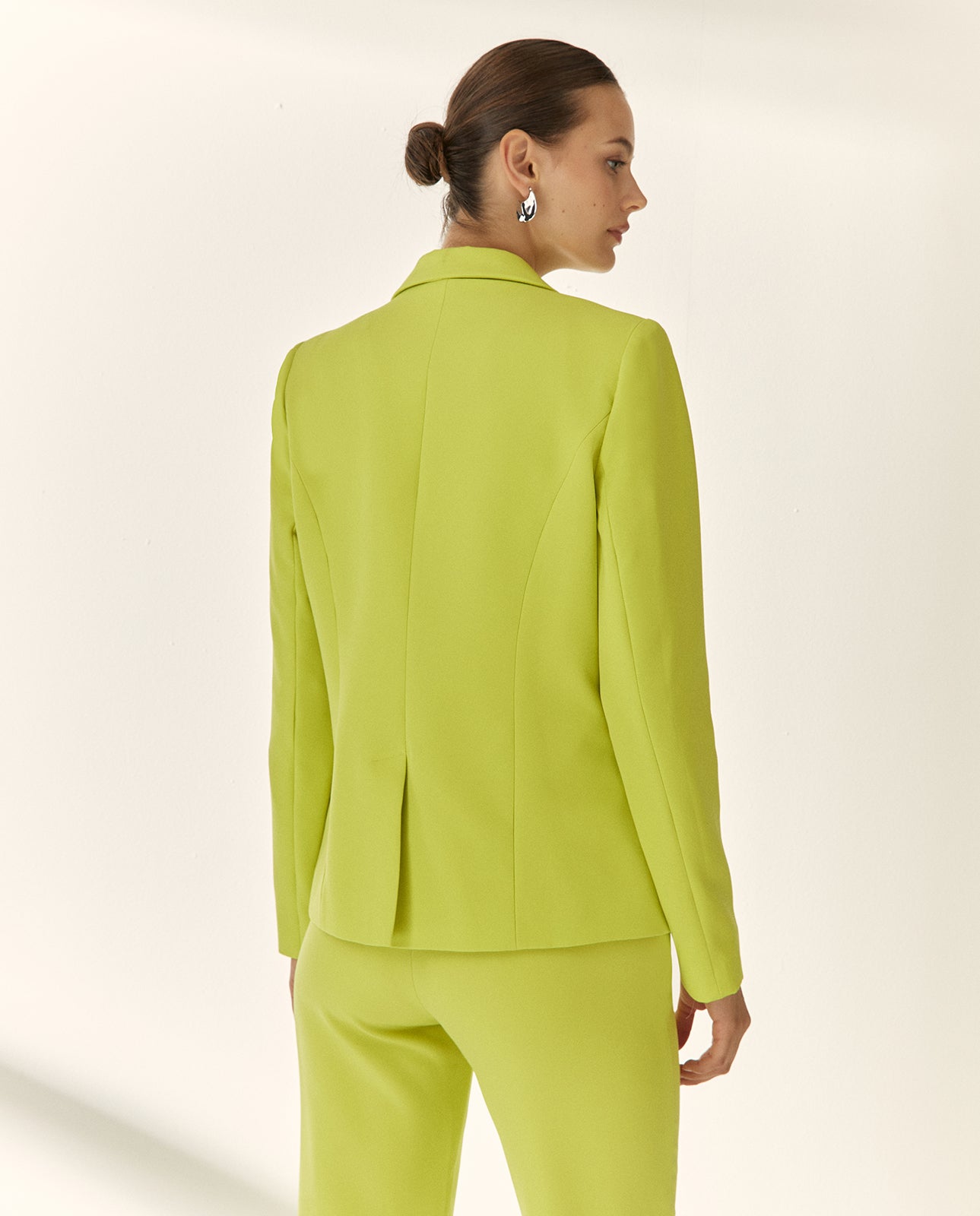 Blazer de mujer ajustada manga larga con botonadura