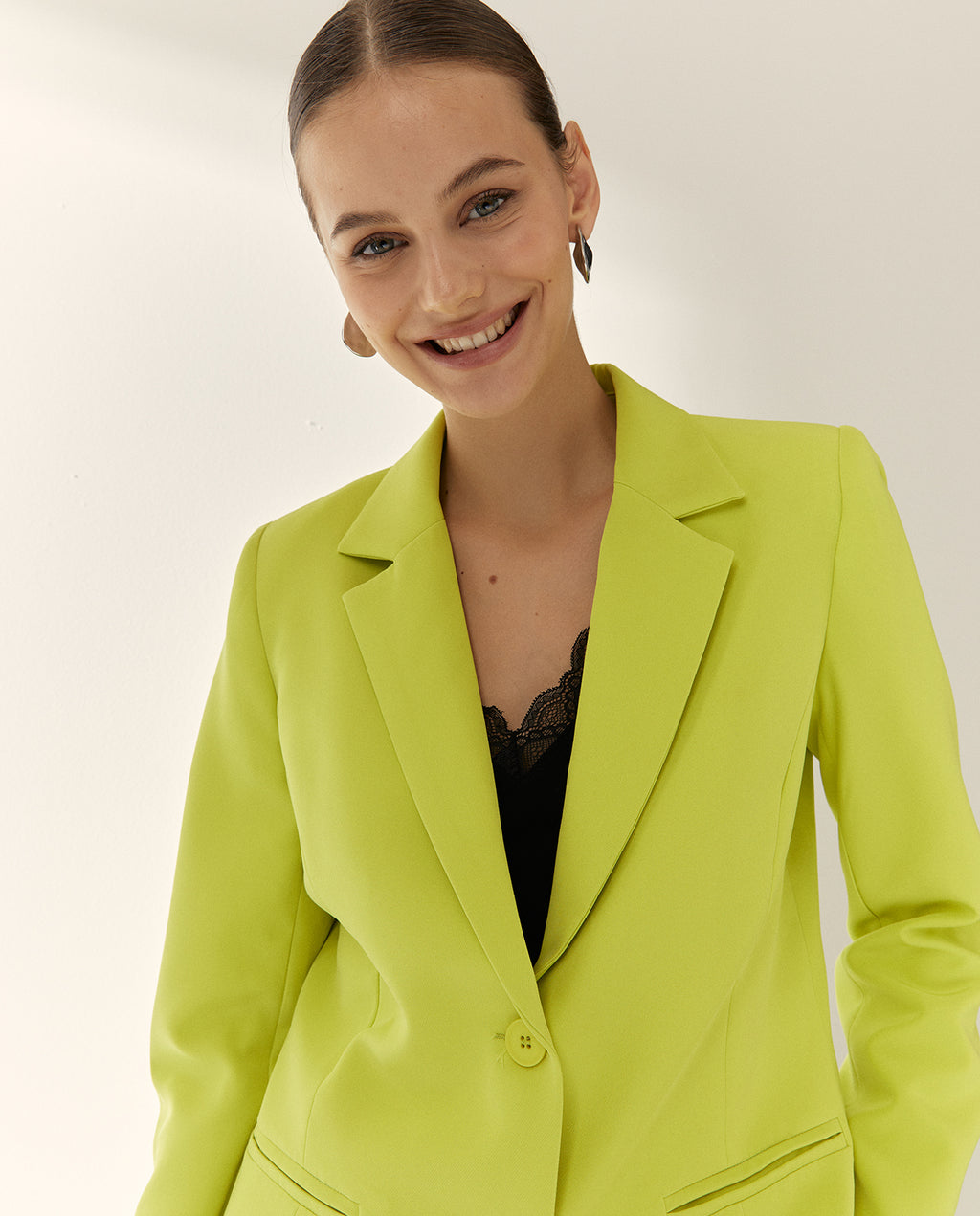 Blazer de mujer ajustada manga larga con botonadura