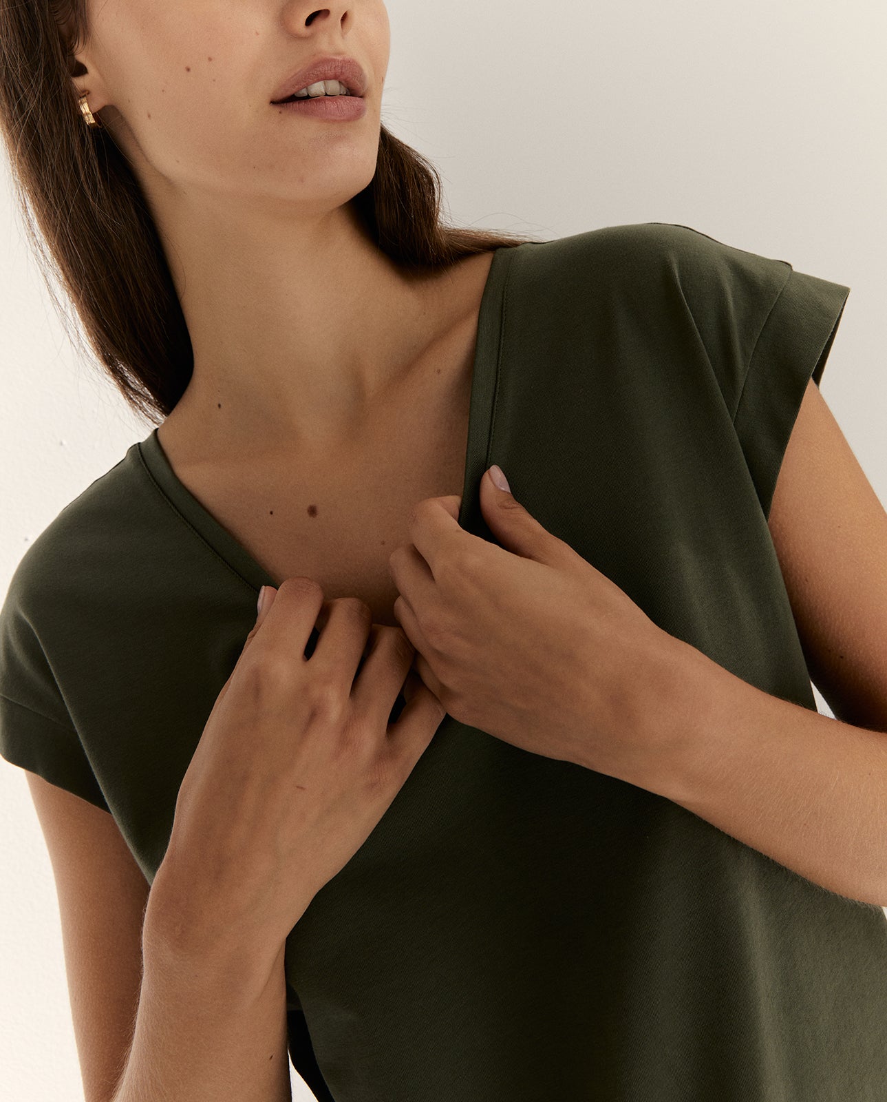 Camiseta de mujer cuello pico sin mangas