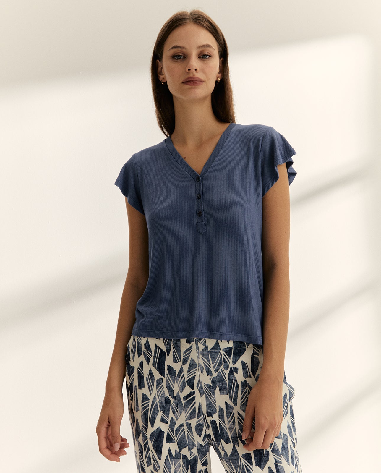 Camiseta de mujer cuello pico panadero manga corta