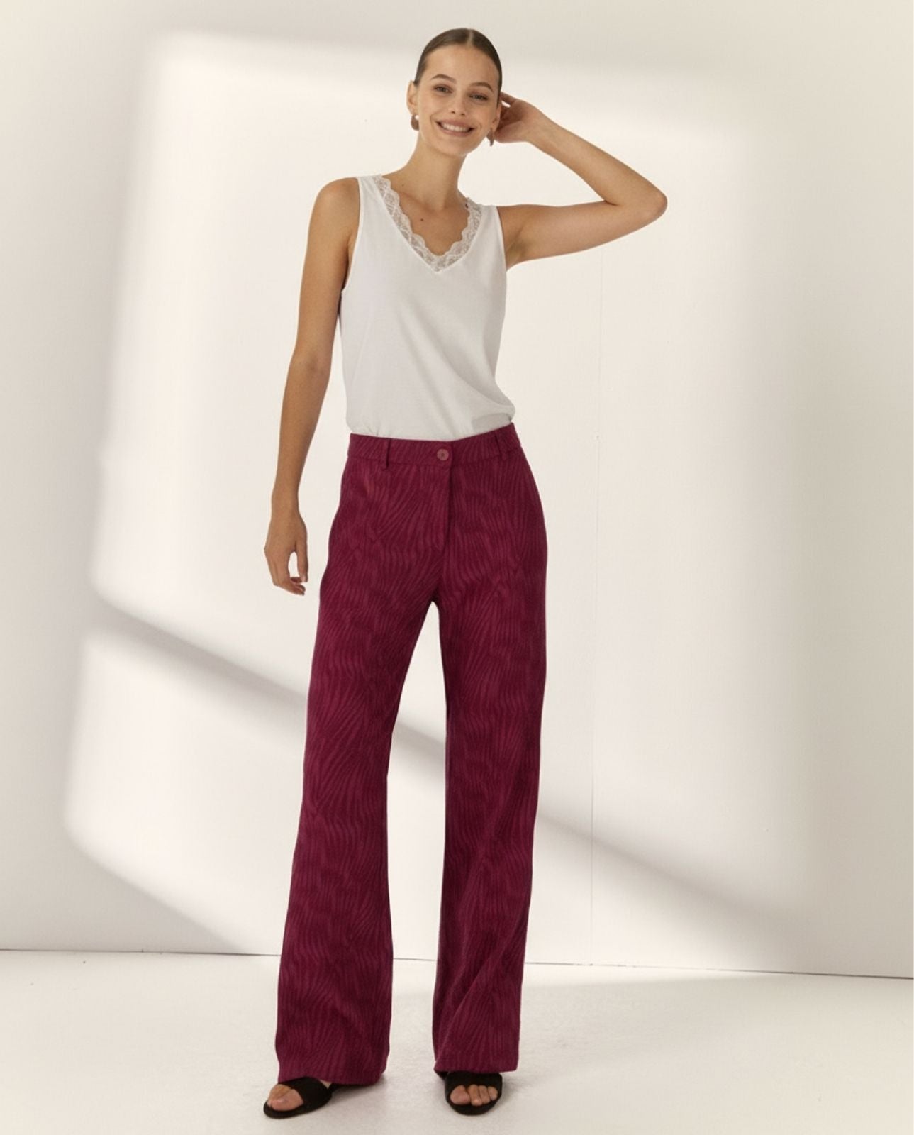 Camiseta de mujer de tirante con encaje cuello pico