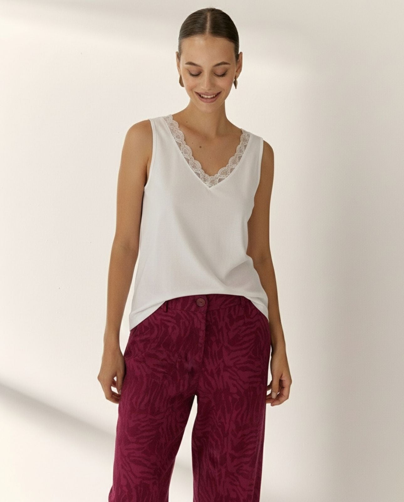 Camiseta de mujer de tirante con encaje cuello pico