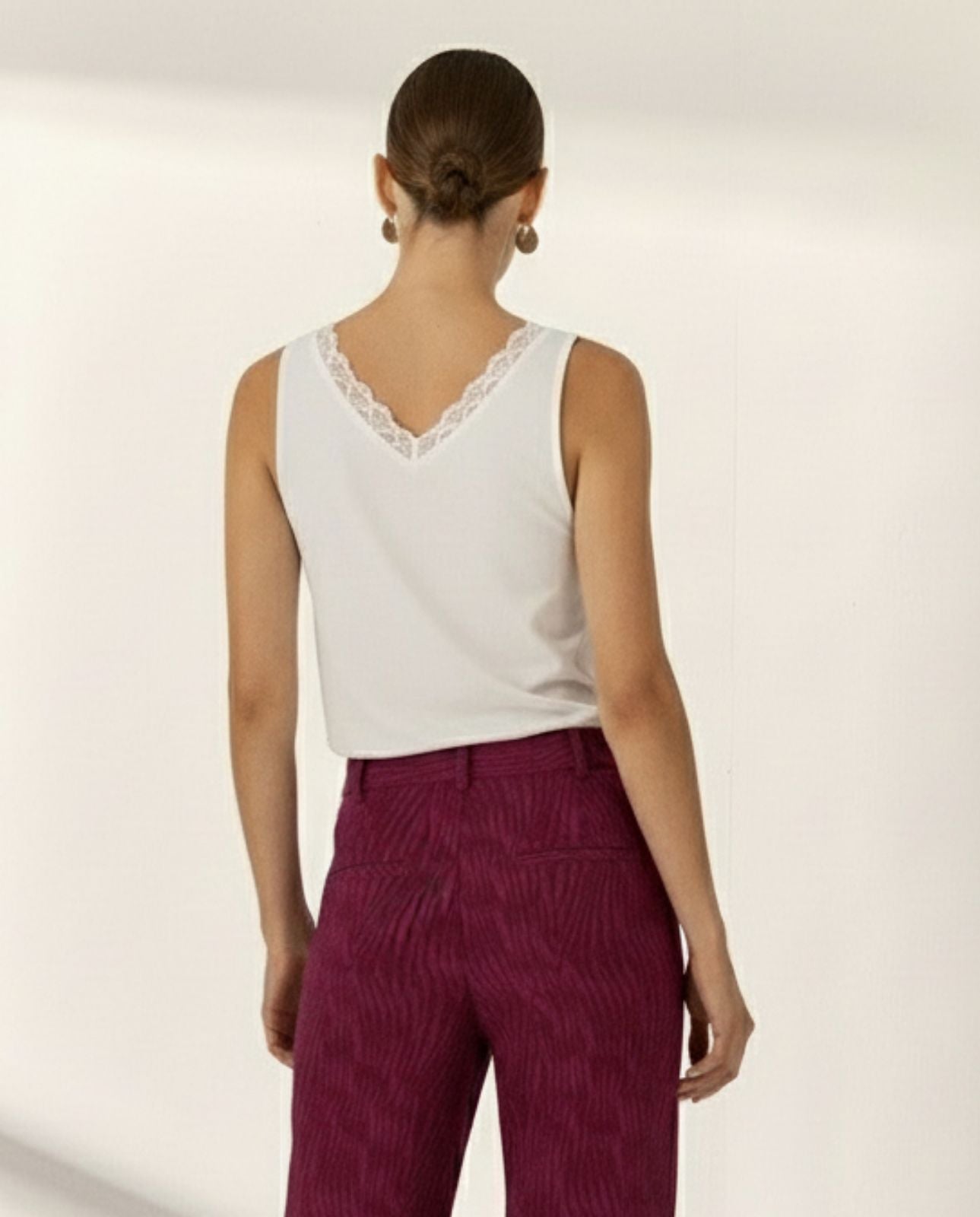Camiseta de mujer de tirante con encaje cuello pico