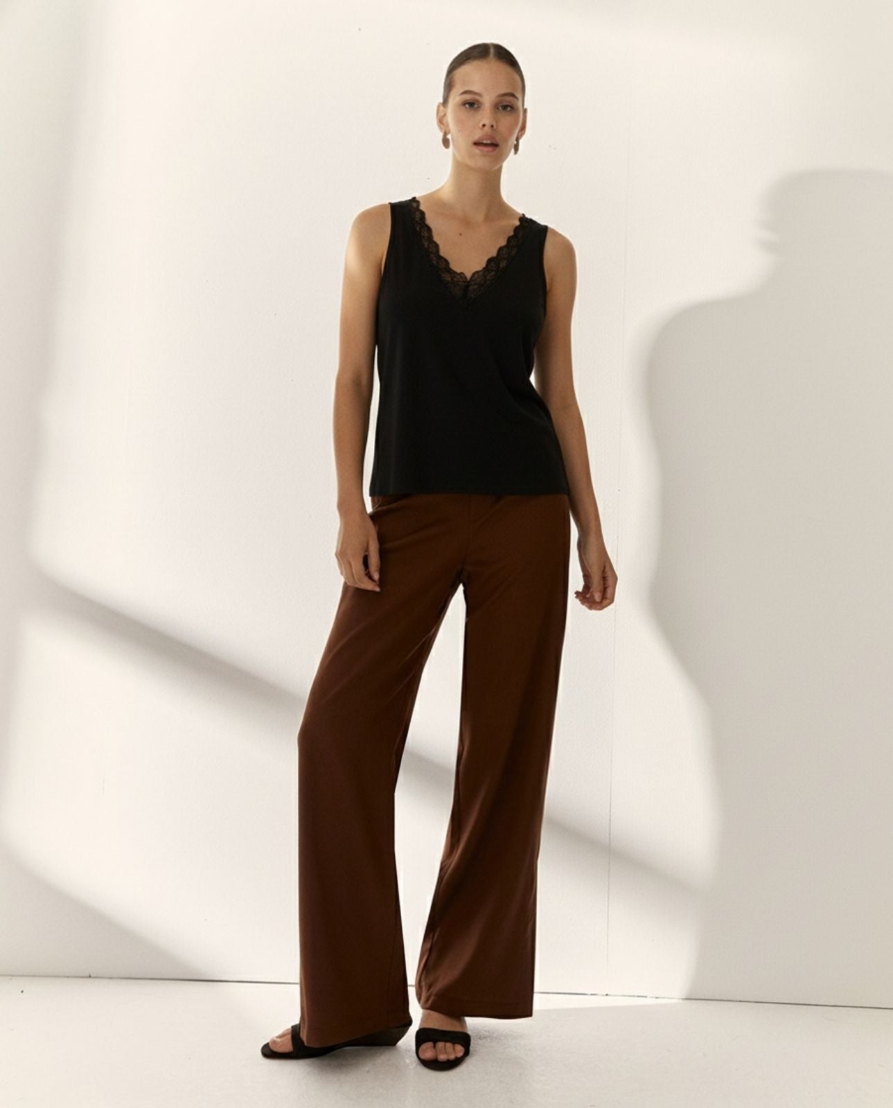 Camiseta de mujer de tirante con encaje cuello pico