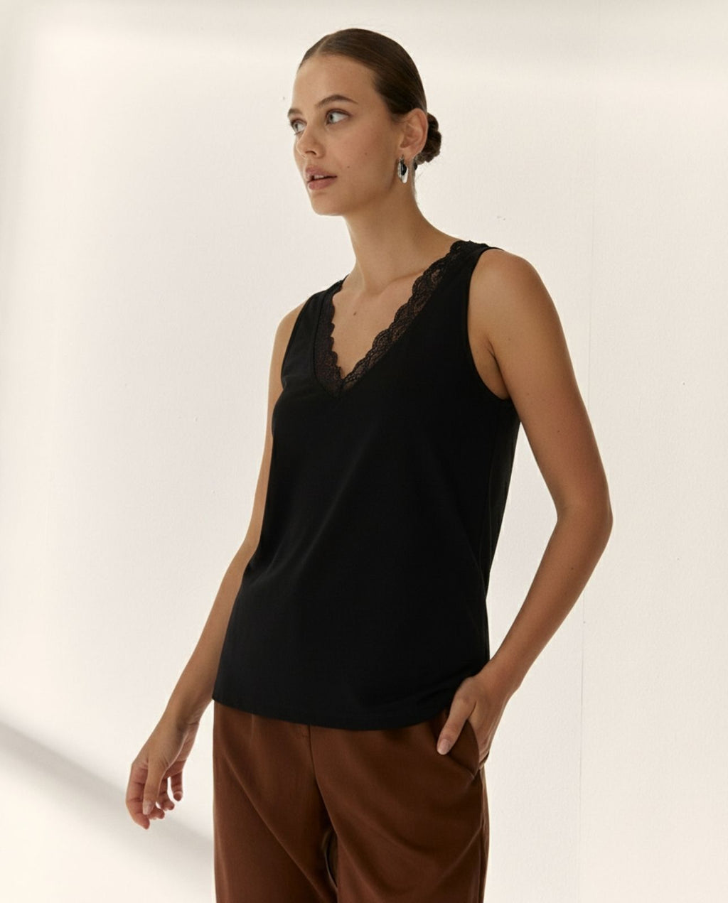 Camiseta de mujer de tirante con encaje cuello pico