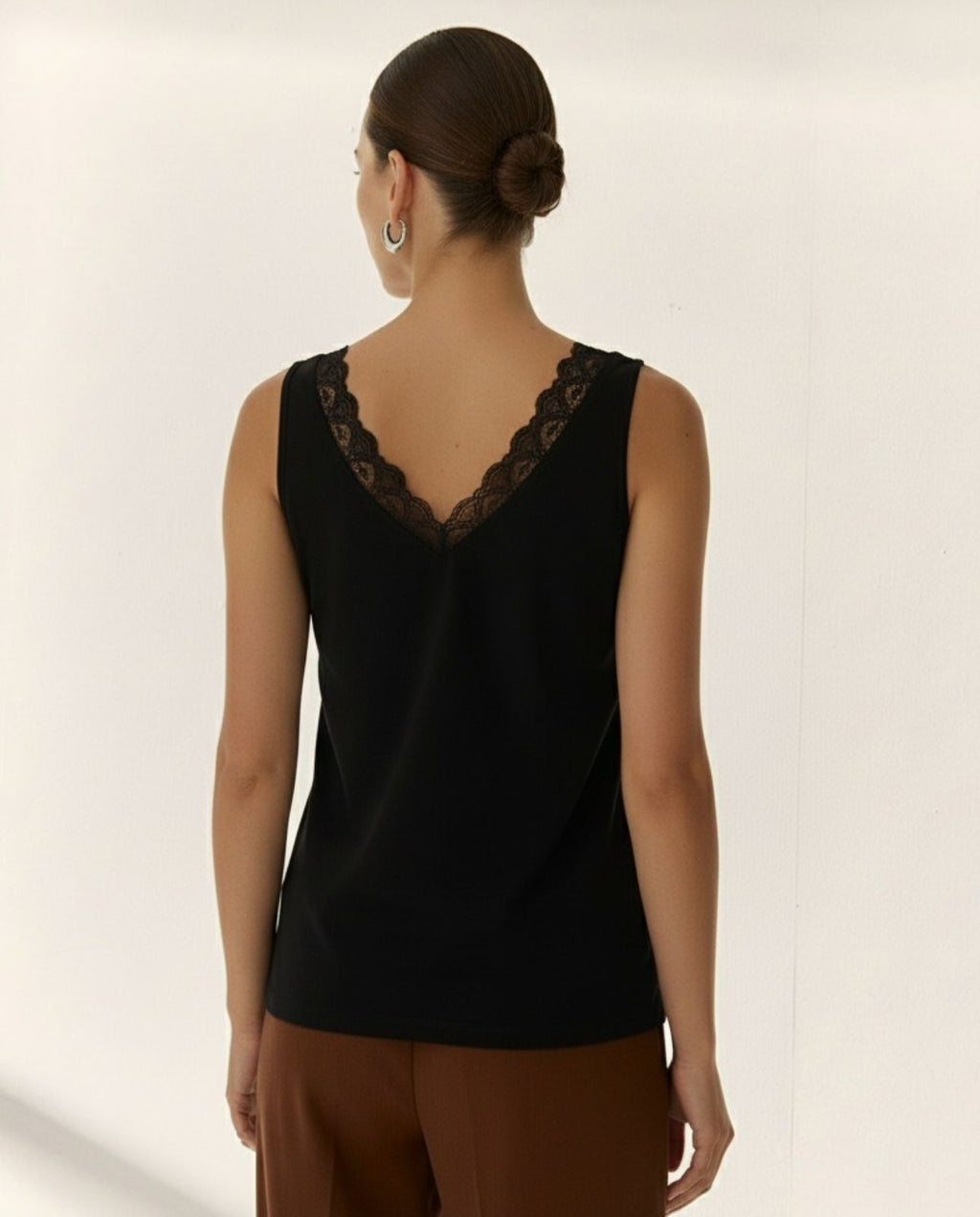 Camiseta de mujer de tirante con encaje cuello pico