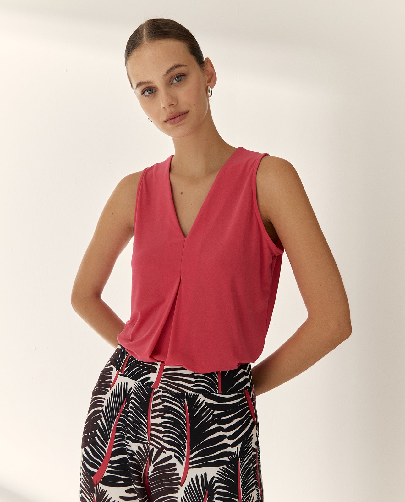 Camiseta de mujer cuello pico sin mangas