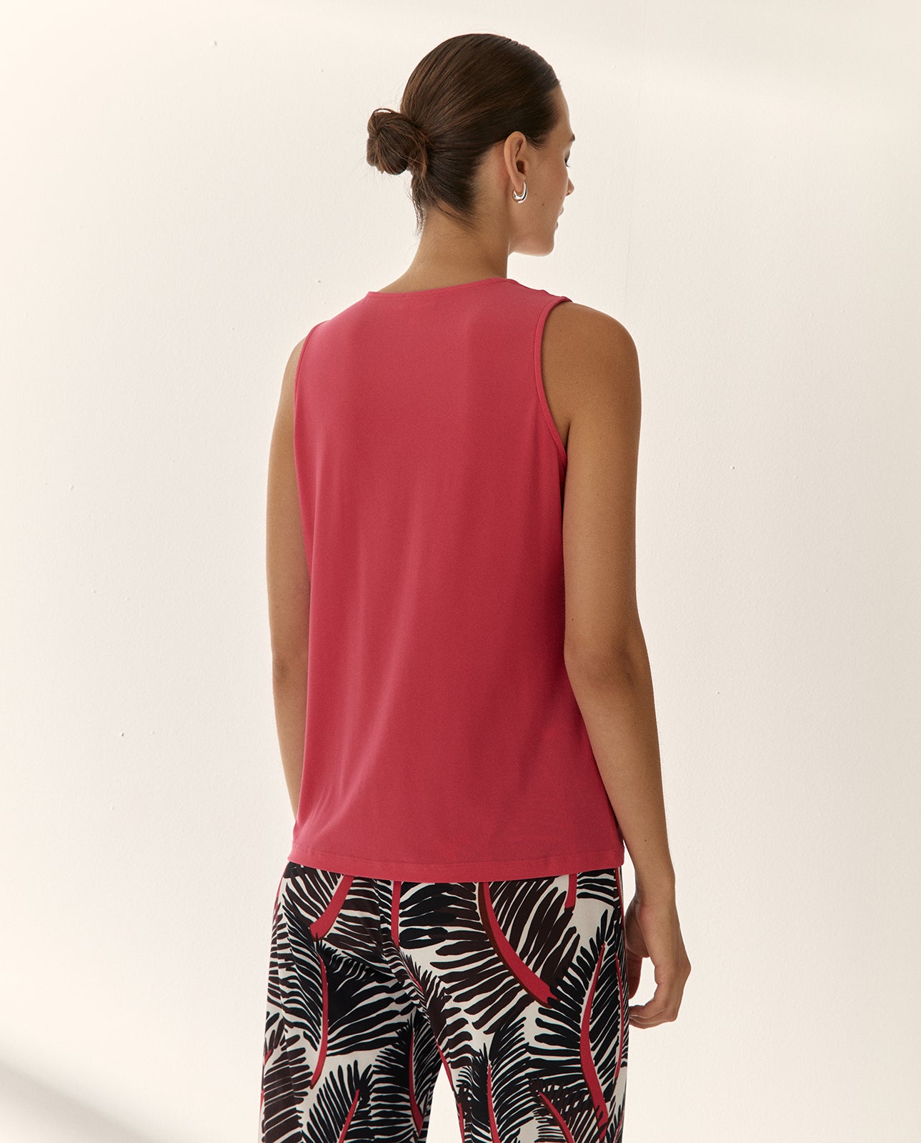 Camiseta de mujer cuello pico sin mangas