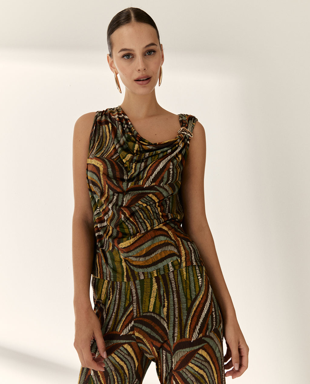 Camiseta de mujer estampada asimétrica