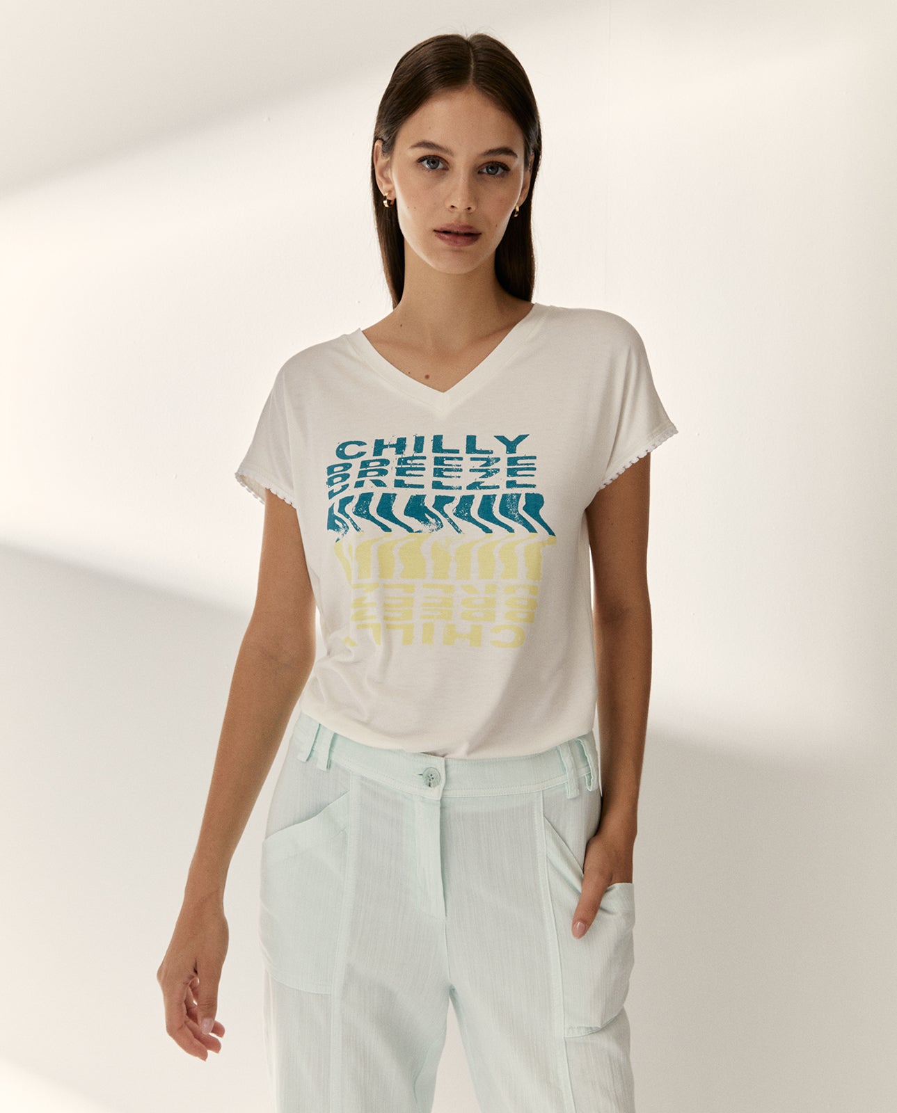 Camiseta de mujer dibujo frontal cuello pico