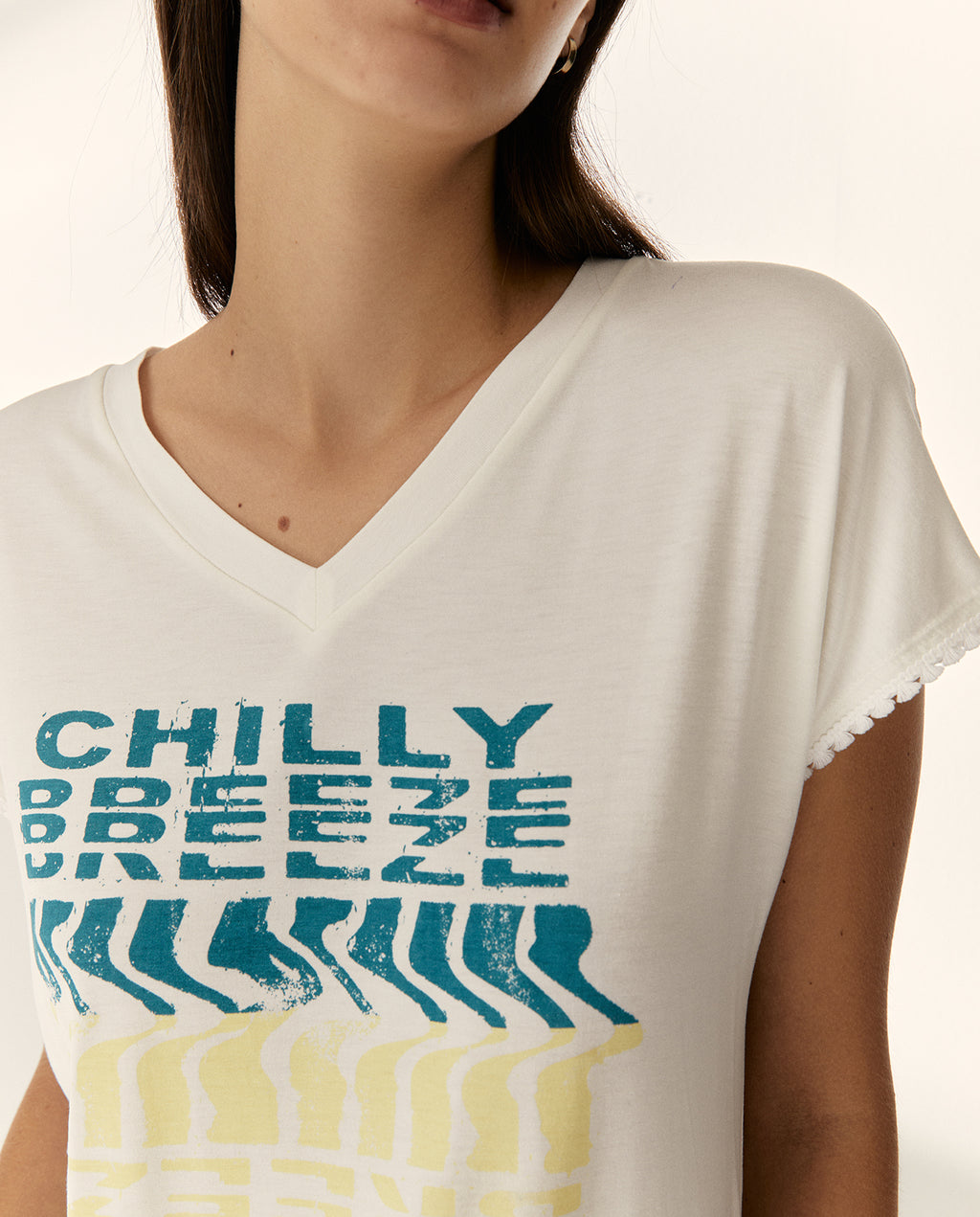 Camiseta de mujer dibujo frontal cuello pico