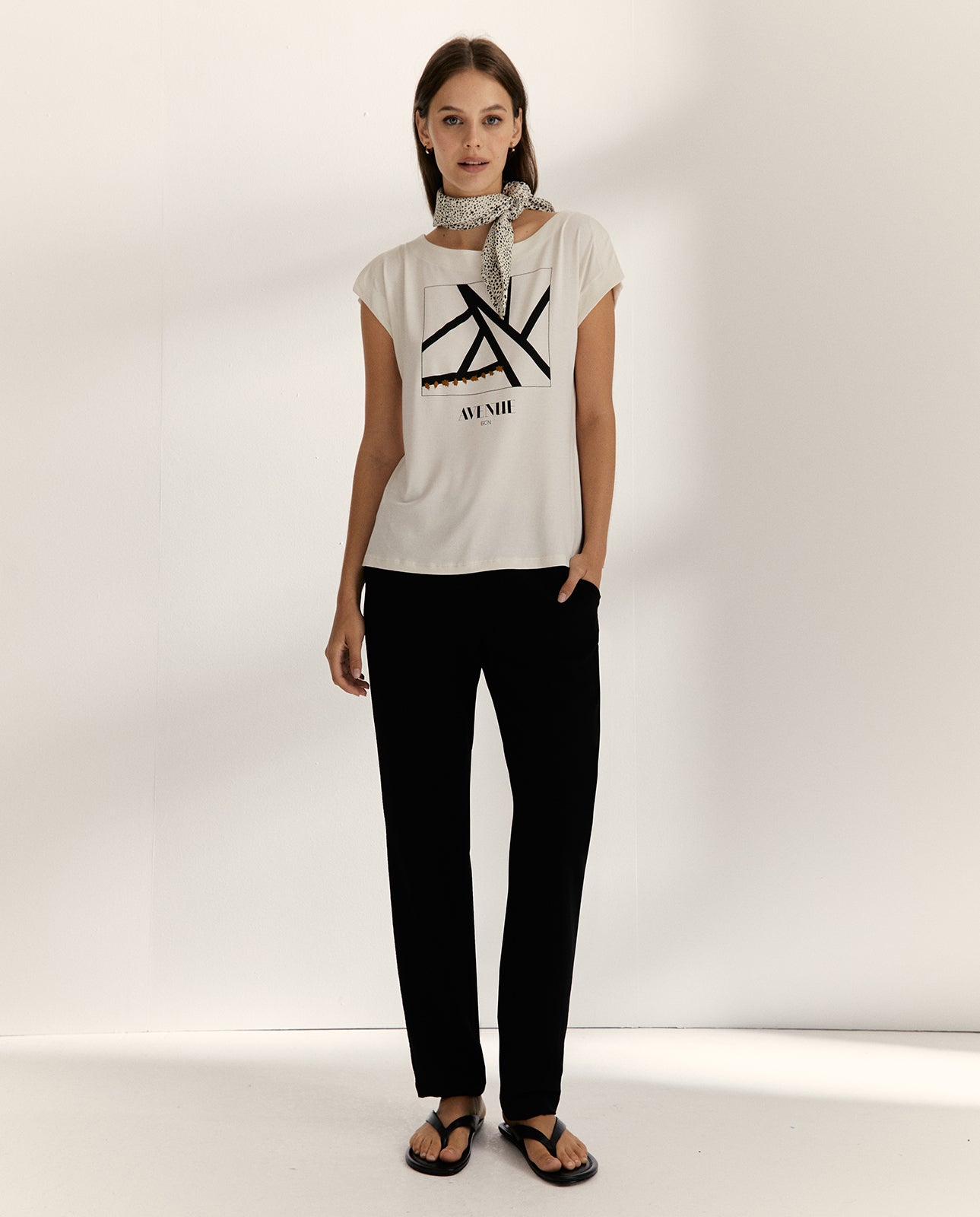 Camiseta de mujer dibujo frontal escote redondo