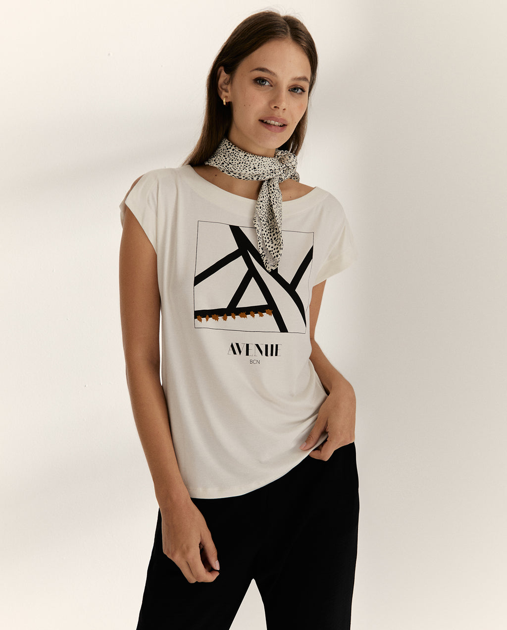 Camiseta de mujer dibujo frontal escote redondo