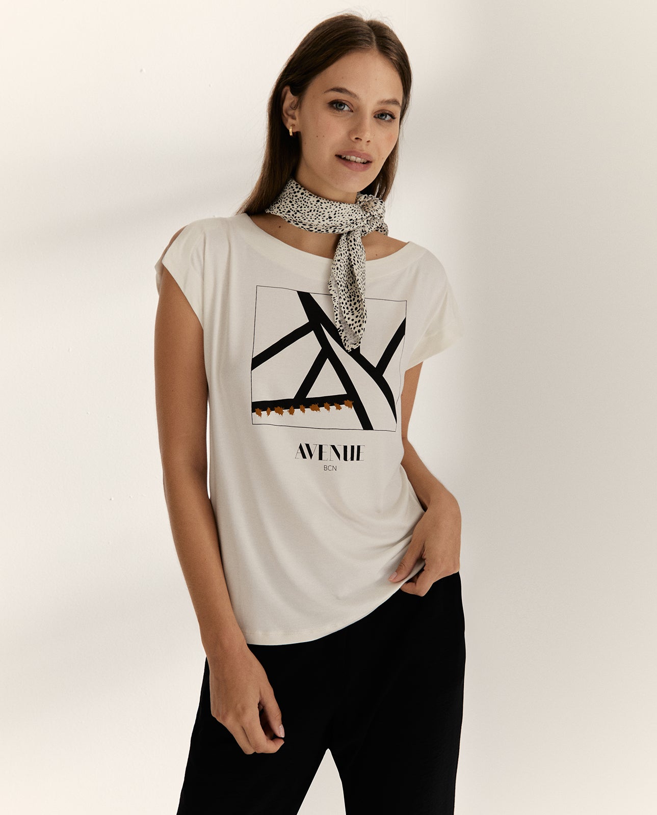 Camiseta de mujer dibujo frontal escote redondo