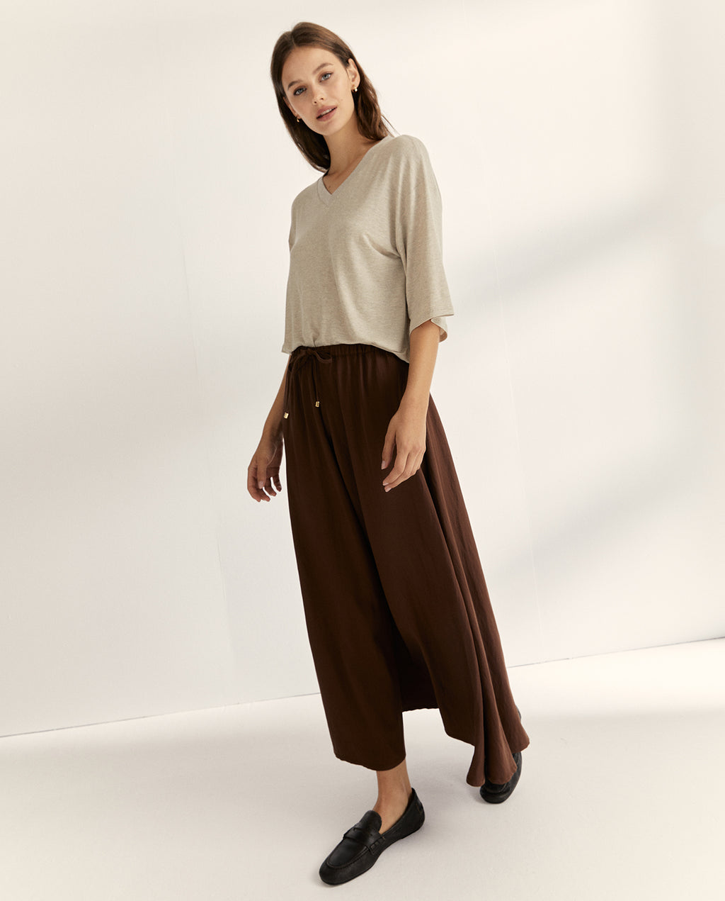 Camiseta de mujer lisa de manga corta y cuello pico