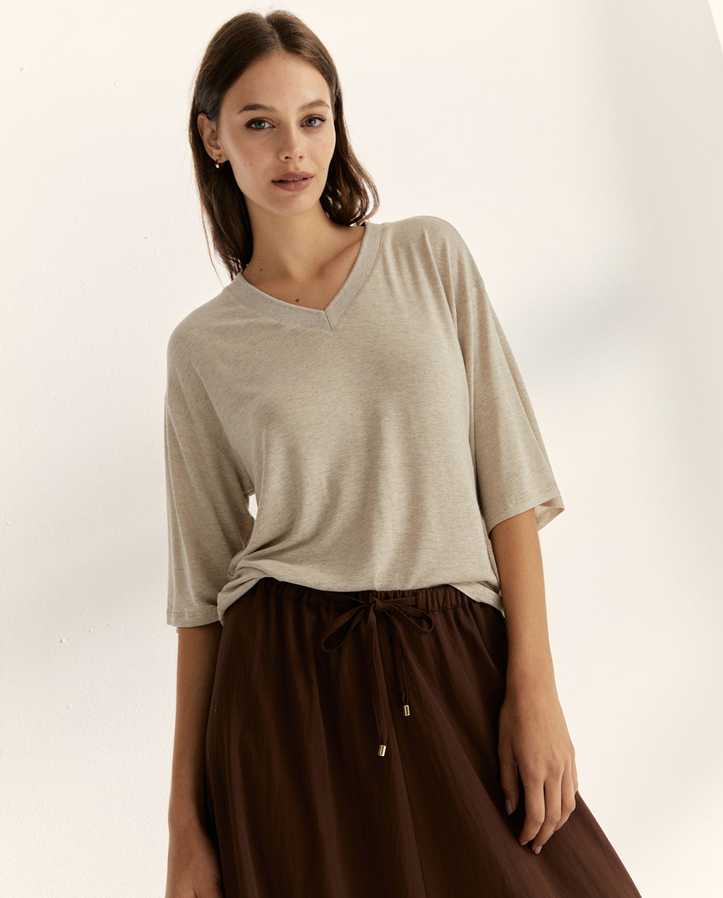 Camiseta de mujer lisa de manga corta y cuello pico