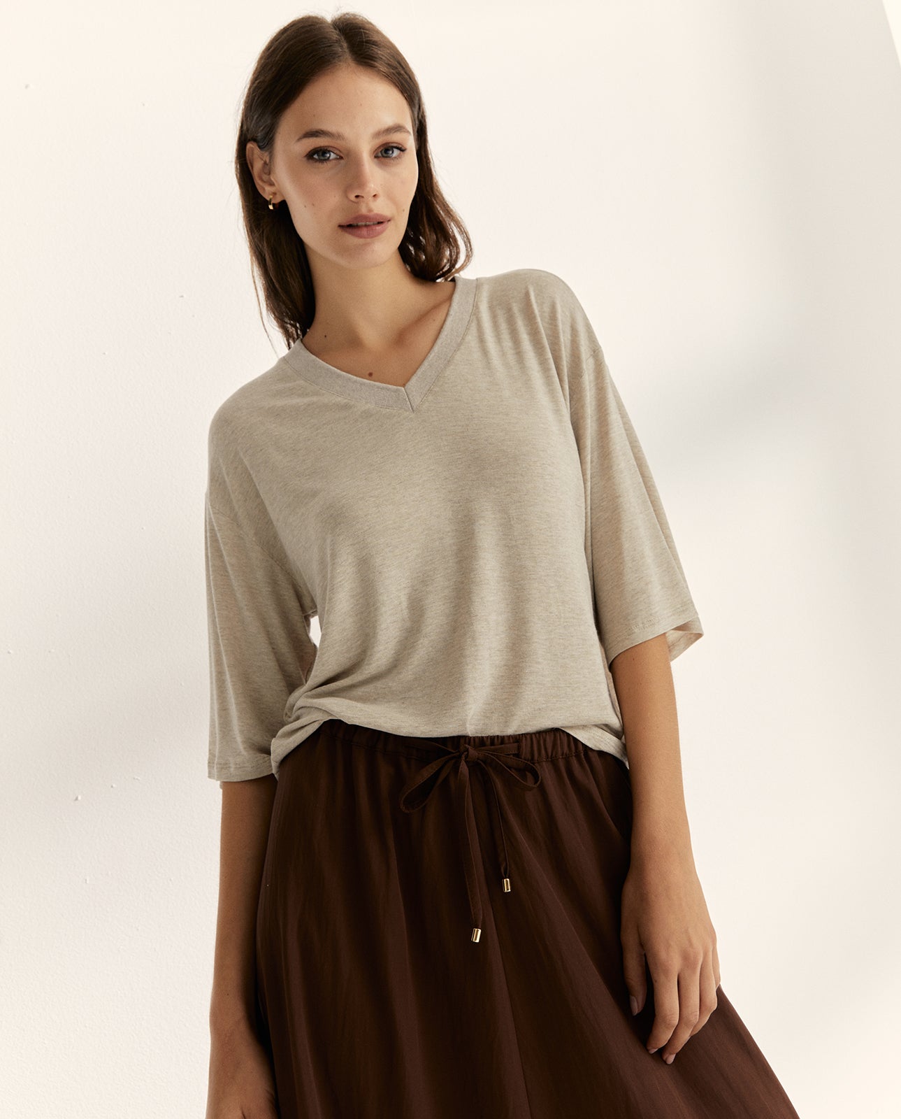 Camiseta de mujer lisa de manga corta y cuello pico