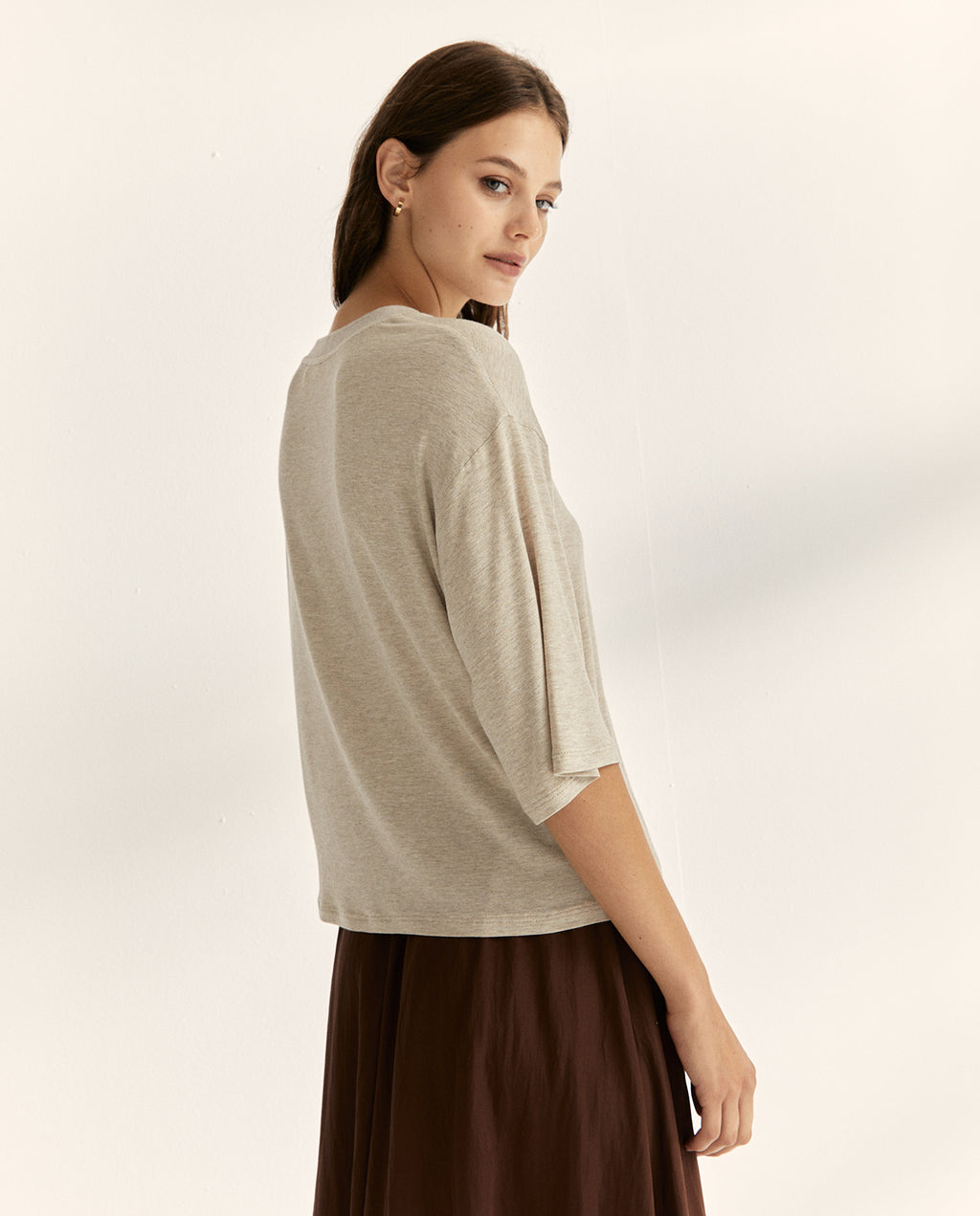 Camiseta de mujer lisa de manga corta y cuello pico